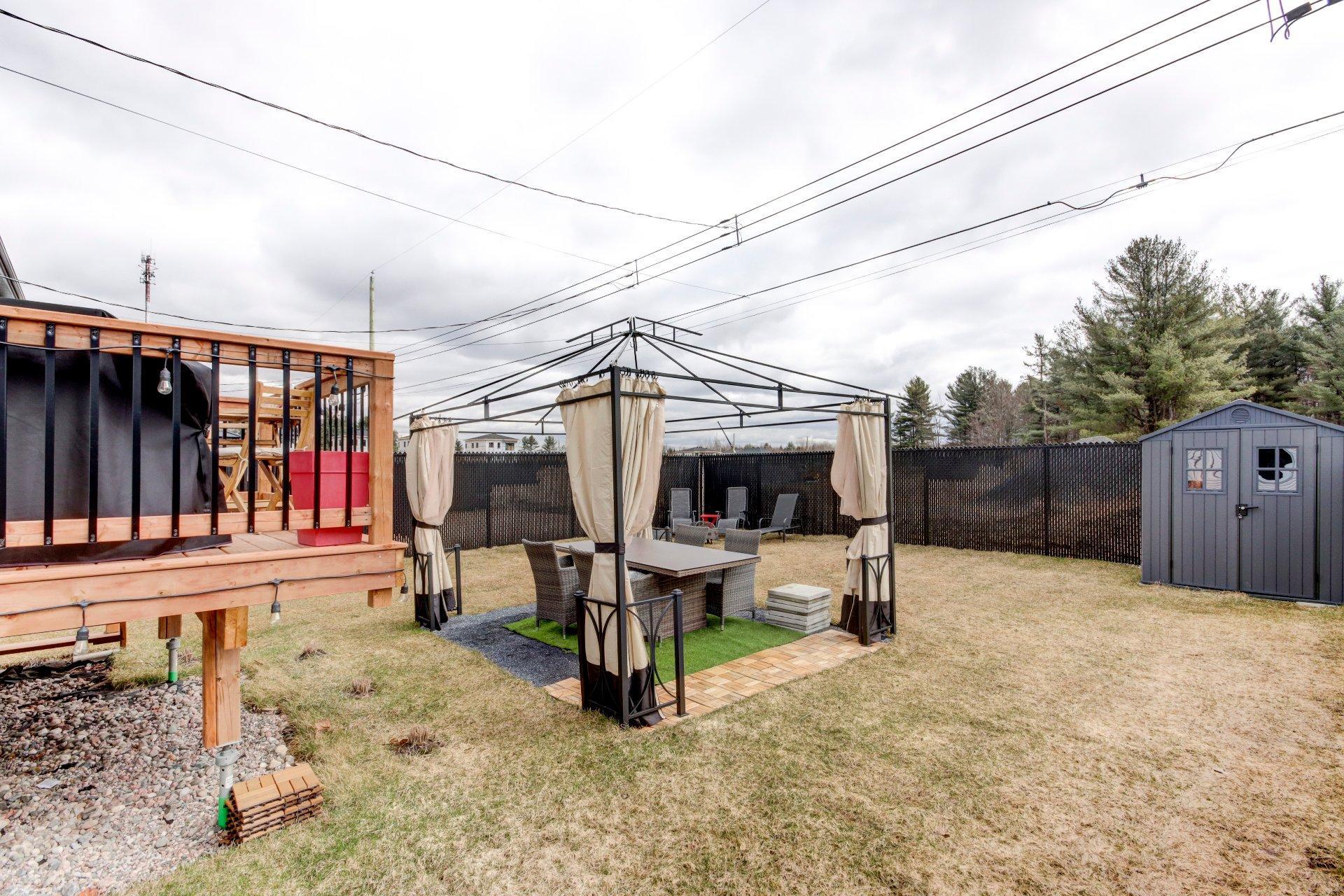 









911


Rue du Ruisseau

,
Farnham,




QC
J2N0T2

