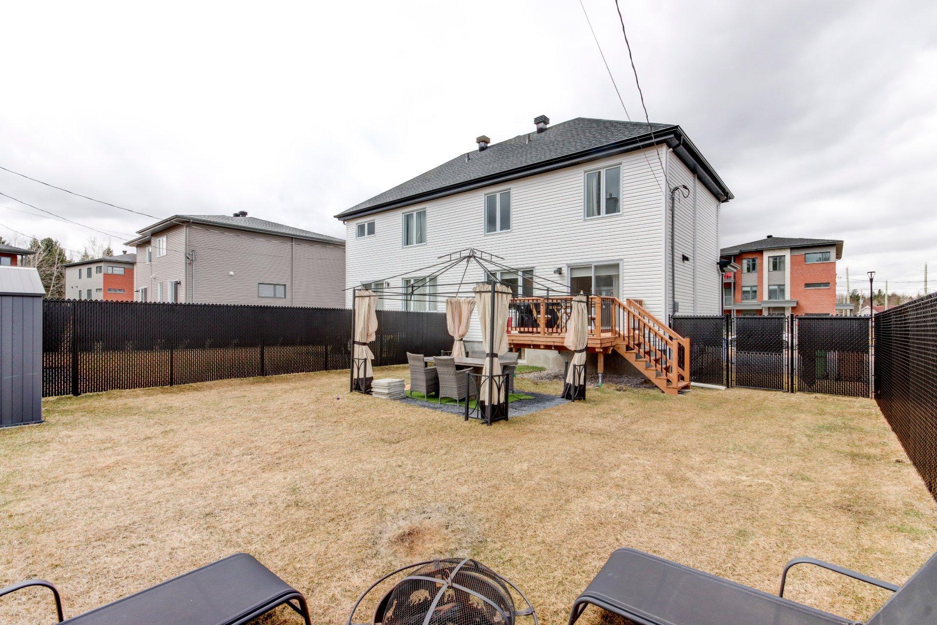 









911


Rue du Ruisseau

,
Farnham,




QC
J2N0T2

