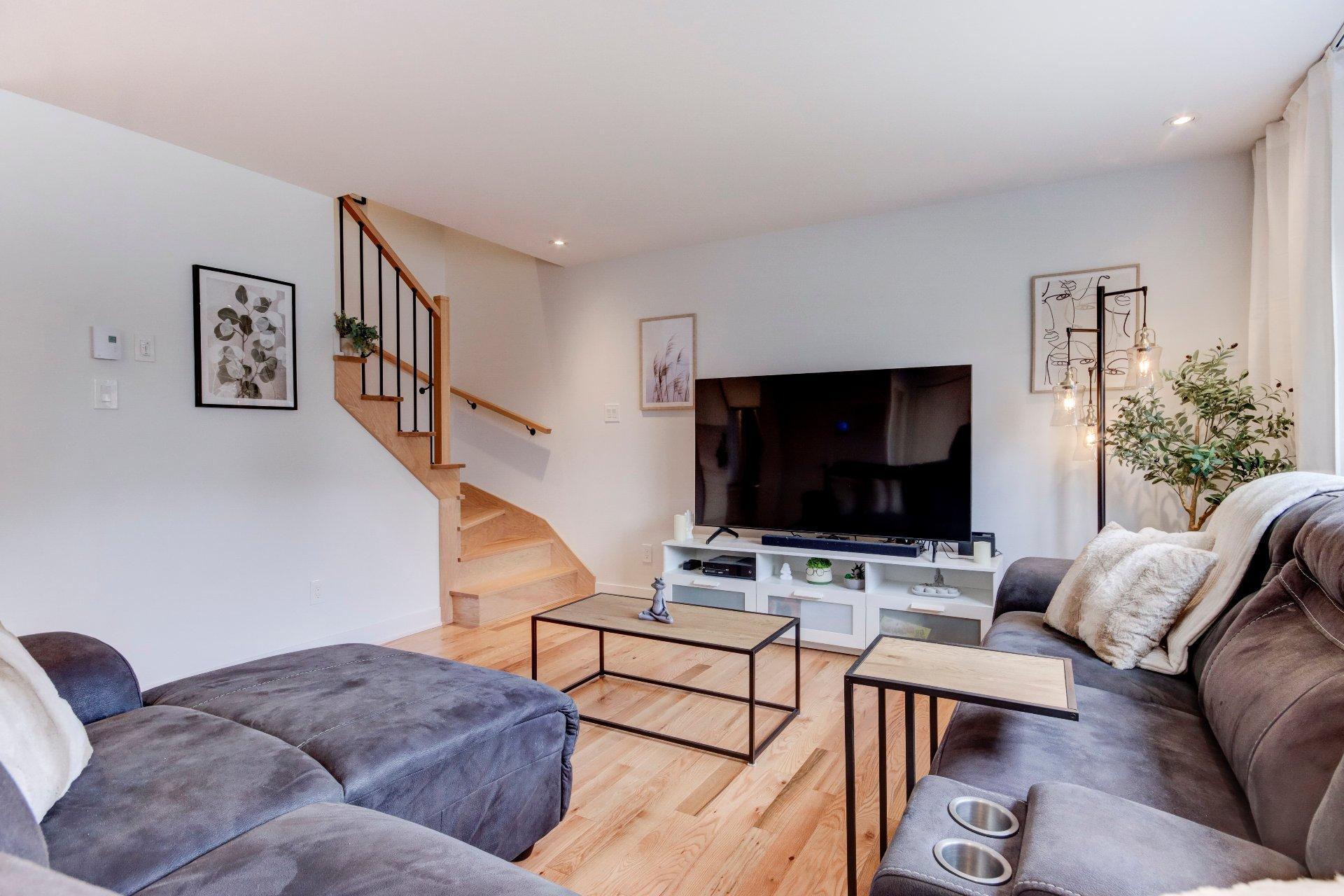 









911


Rue du Ruisseau

,
Farnham,




QC
J2N0T2

