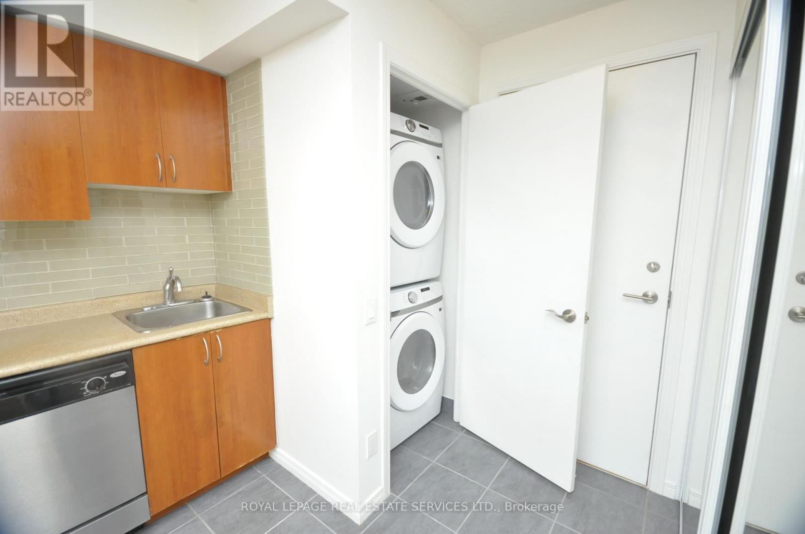 












1217 - 60 HEINTZMAN STREET

,
Toronto,




Ontario
M6P5A1

