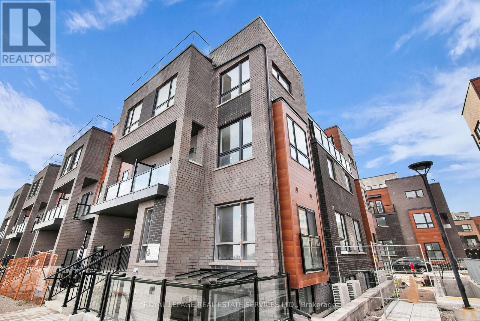 












3 - 18 LYTHAM GREEN CIRCLE

,
Newmarket,




Ontario
L3Y0H4


