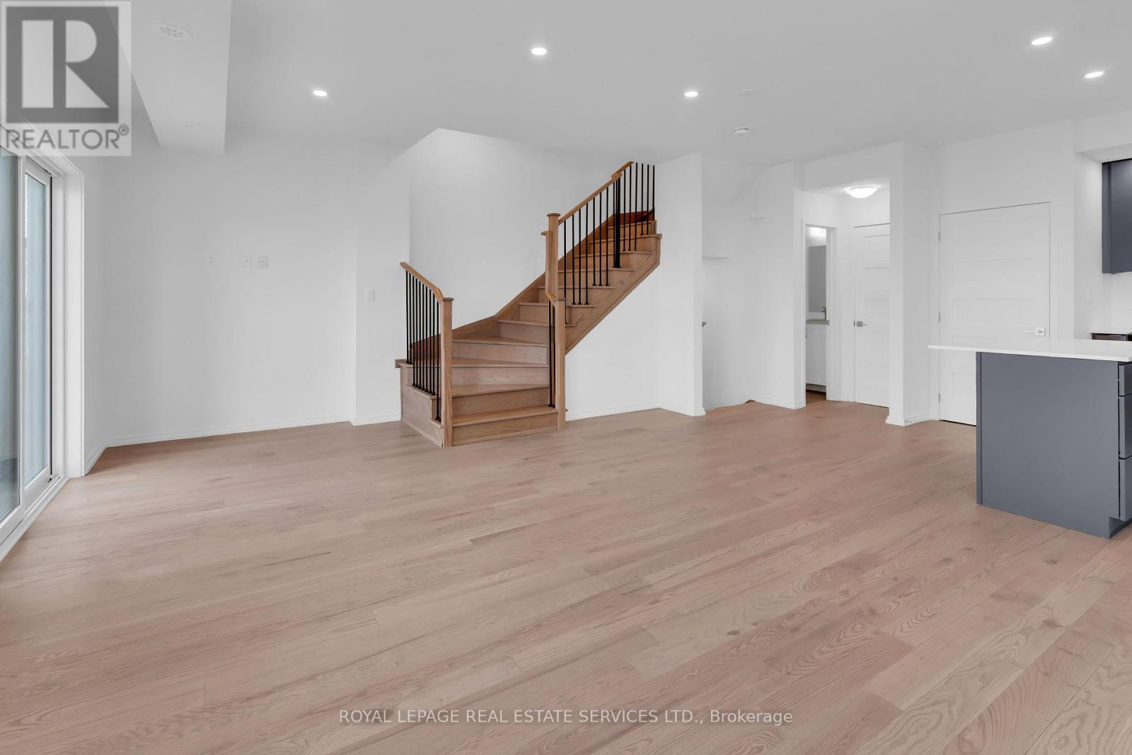 












3 - 18 LYTHAM GREEN CIRCLE

,
Newmarket,




Ontario
L3Y0H4

