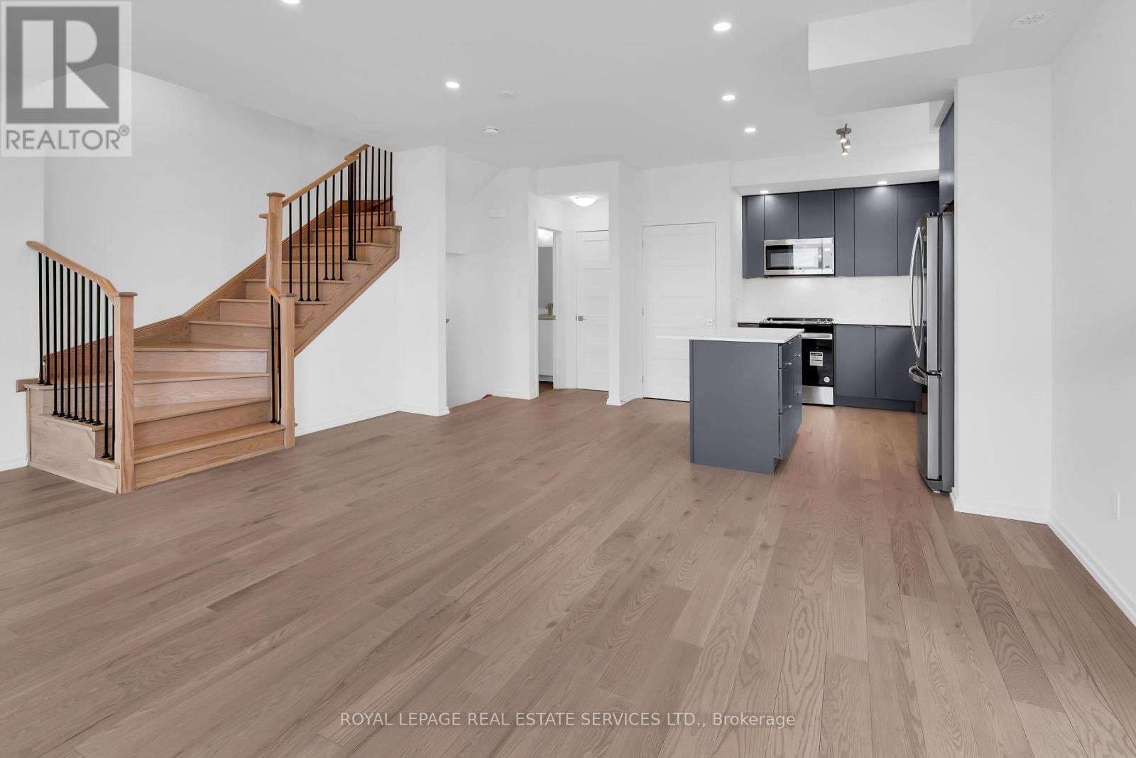 












3 - 18 LYTHAM GREEN CIRCLE

,
Newmarket,




Ontario
L3Y0H4

