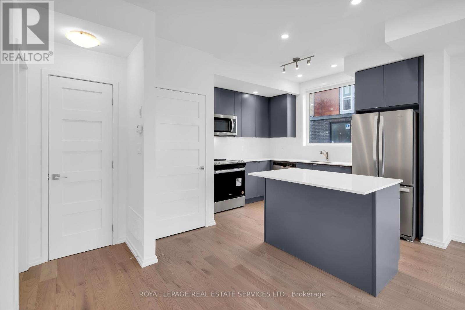 












3 - 18 LYTHAM GREEN CIRCLE

,
Newmarket,




Ontario
L3Y0H4

