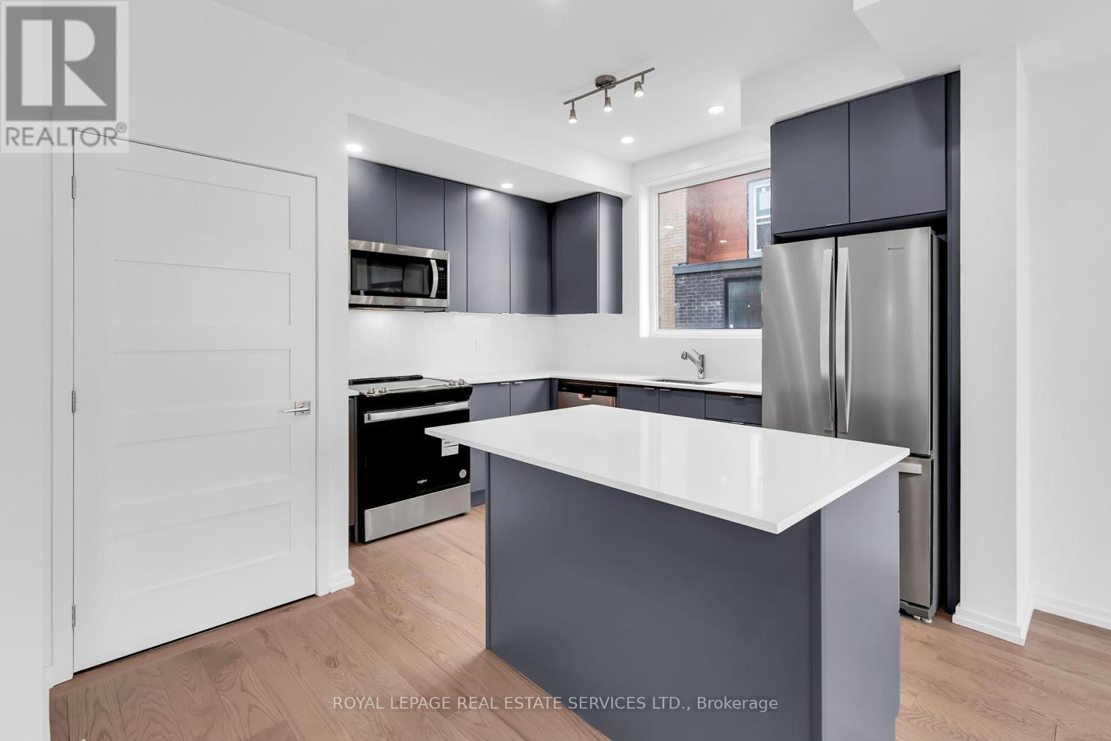 












3 - 18 LYTHAM GREEN CIRCLE

,
Newmarket,




Ontario
L3Y0H4

