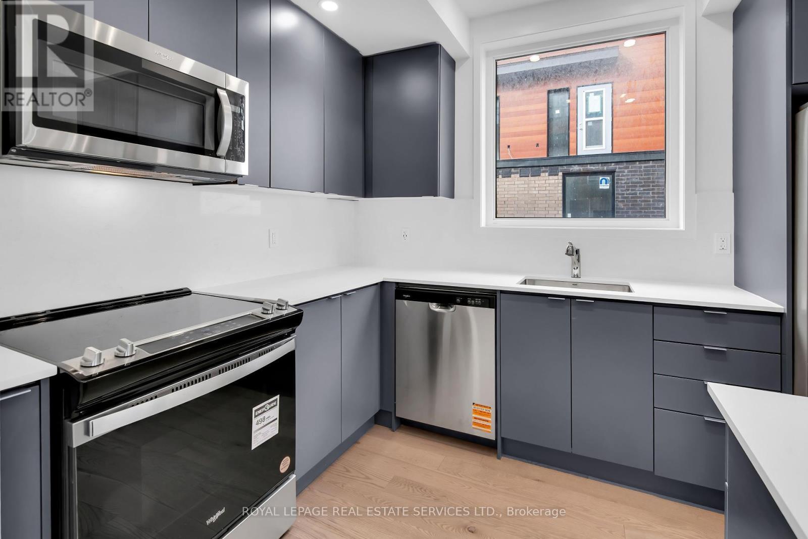 












3 - 18 LYTHAM GREEN CIRCLE

,
Newmarket,




Ontario
L3Y0H4

