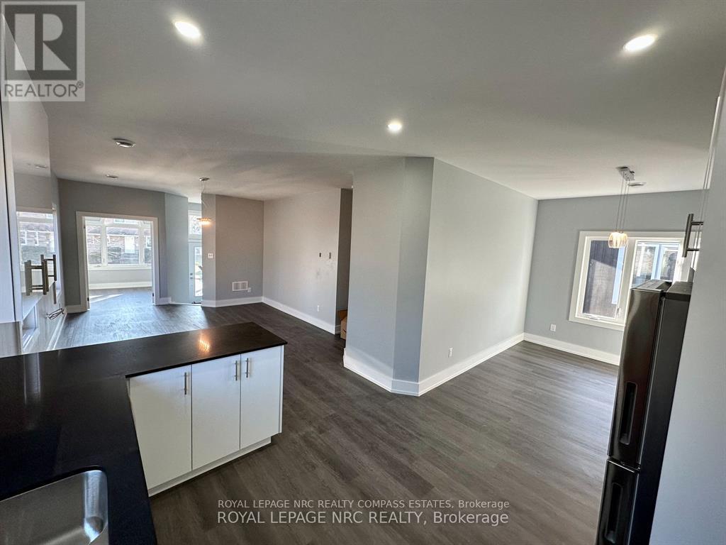 












58 GRIFFITH STREET

,
Welland (Welland Downtown),




Ontario
L3B4G6

