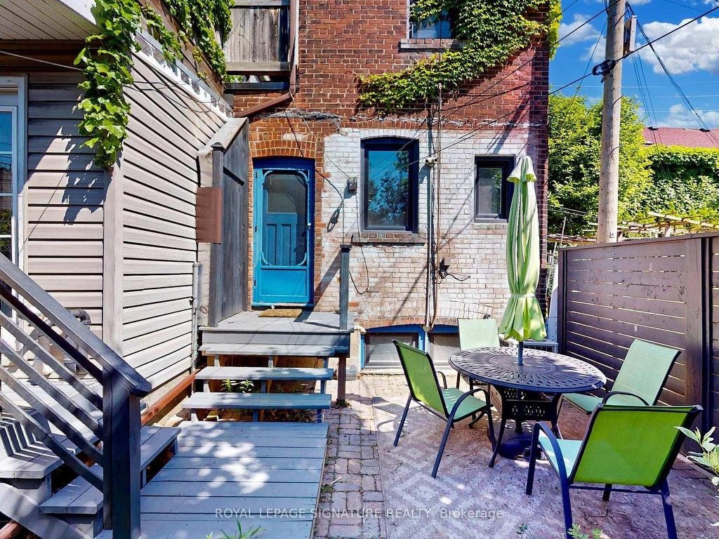 









911


Davenport

Road,
Toronto,




ON
M6G 2B7

