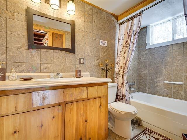 









330Z

 - 330AZ


Rue de l'Edelweiss

,
Sainte-Agathe-des-Monts,




QC
J8C0J9

