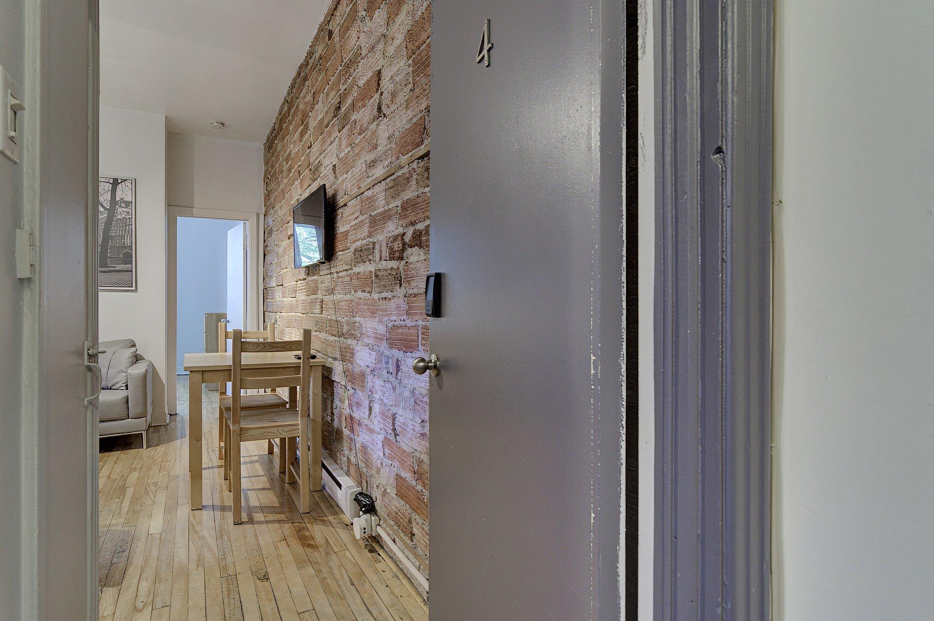 









4001


Rue St-Hubert

, 4,
Montréal (Le Plateau-Mont-Royal),




QC
H2L1B3

