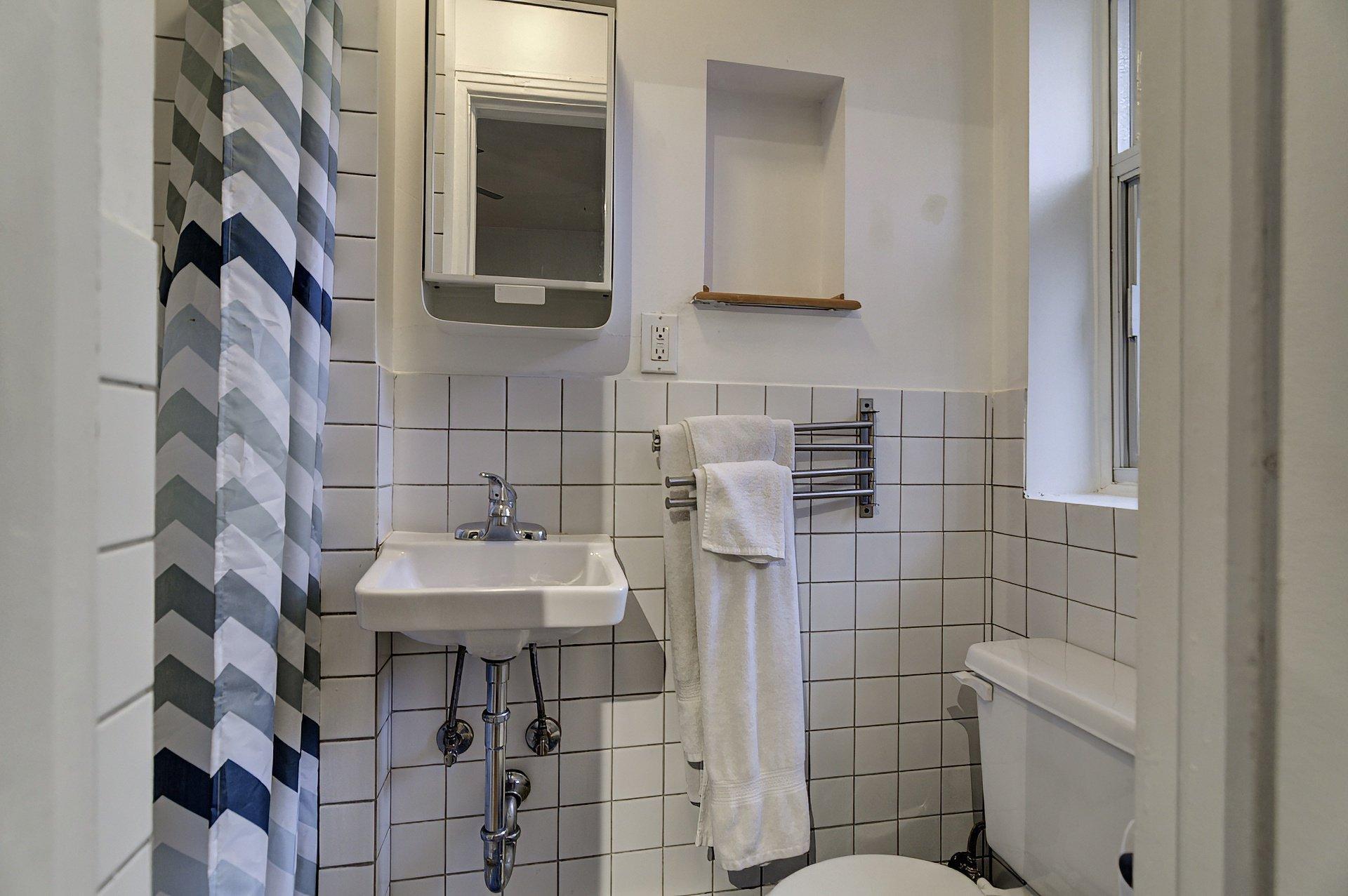









4001


Rue St-Hubert

, 4,
Montréal (Le Plateau-Mont-Royal),




QC
H2L1B3

