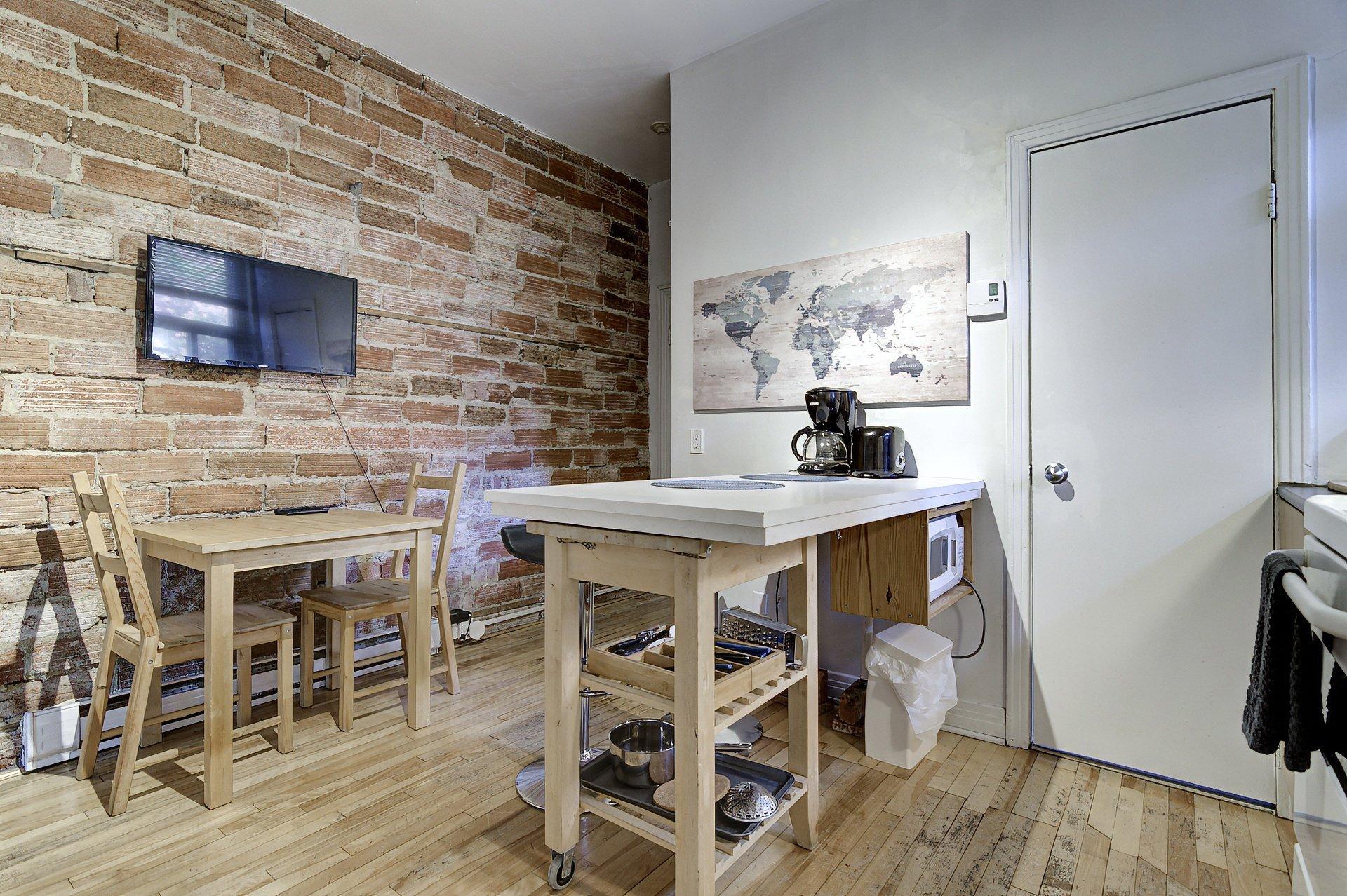 









4001


Rue St-Hubert

, 4,
Montréal (Le Plateau-Mont-Royal),




QC
H2L1B3

