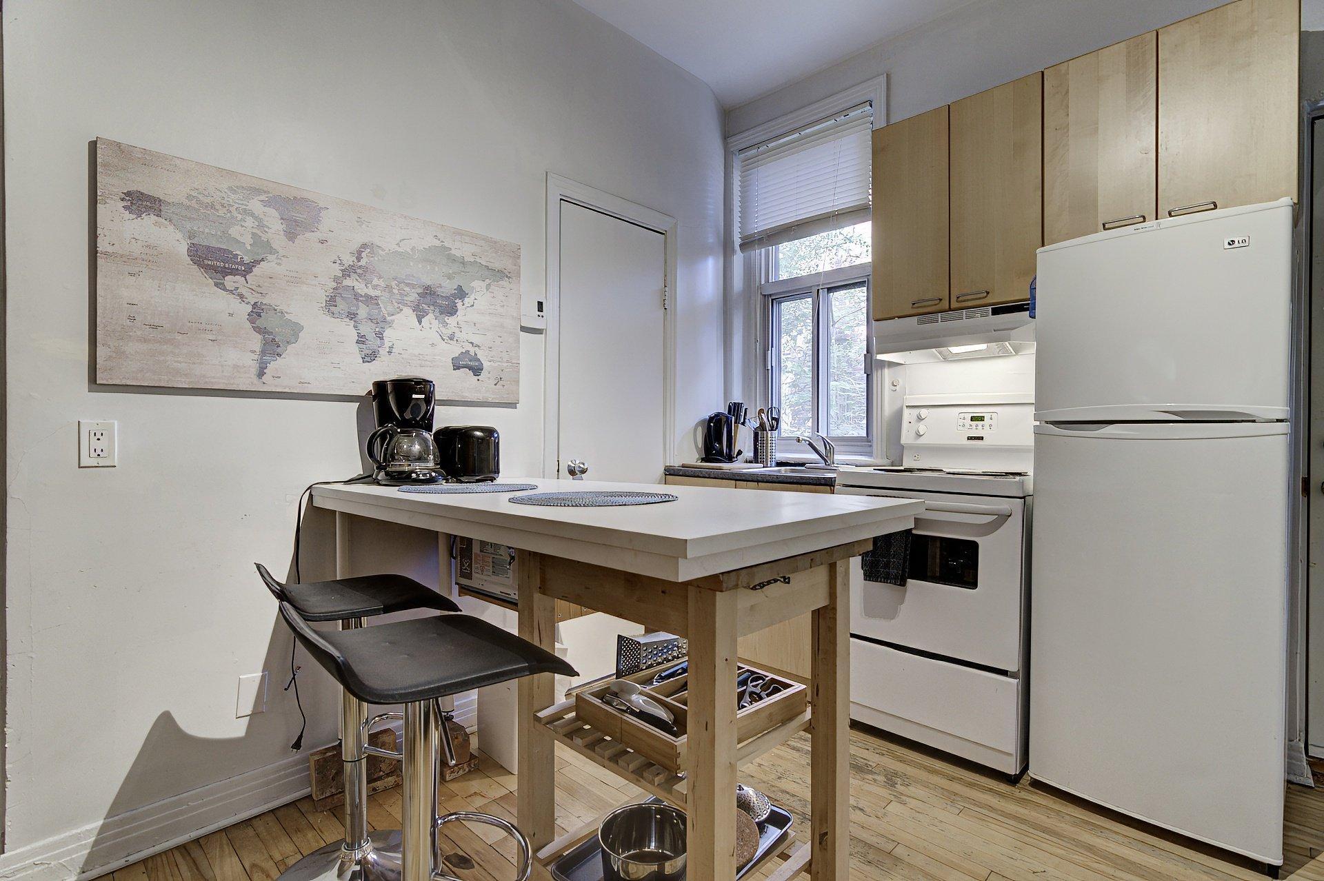 









4001


Rue St-Hubert

, 4,
Montréal (Le Plateau-Mont-Royal),




QC
H2L1B3

