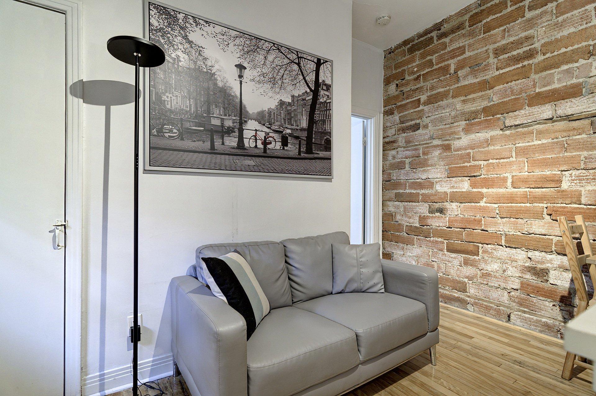 









4001


Rue St-Hubert

, 4,
Montréal (Le Plateau-Mont-Royal),




QC
H2L1B3

