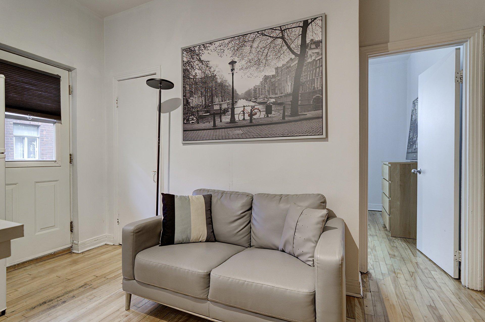 









4001


Rue St-Hubert

, 4,
Montréal (Le Plateau-Mont-Royal),




QC
H2L1B3

