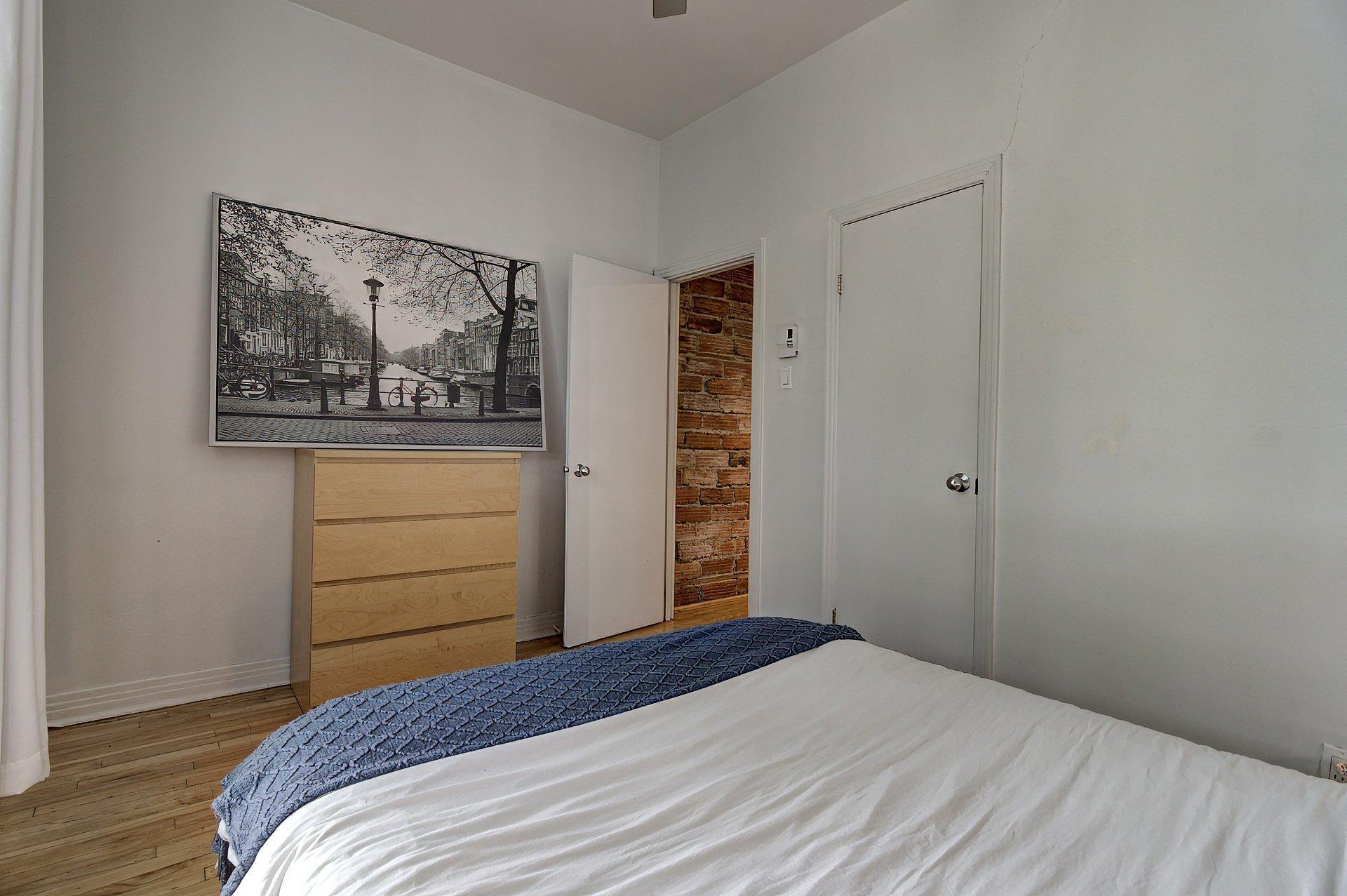 









4001


Rue St-Hubert

, 4,
Montréal (Le Plateau-Mont-Royal),




QC
H2L1B3

