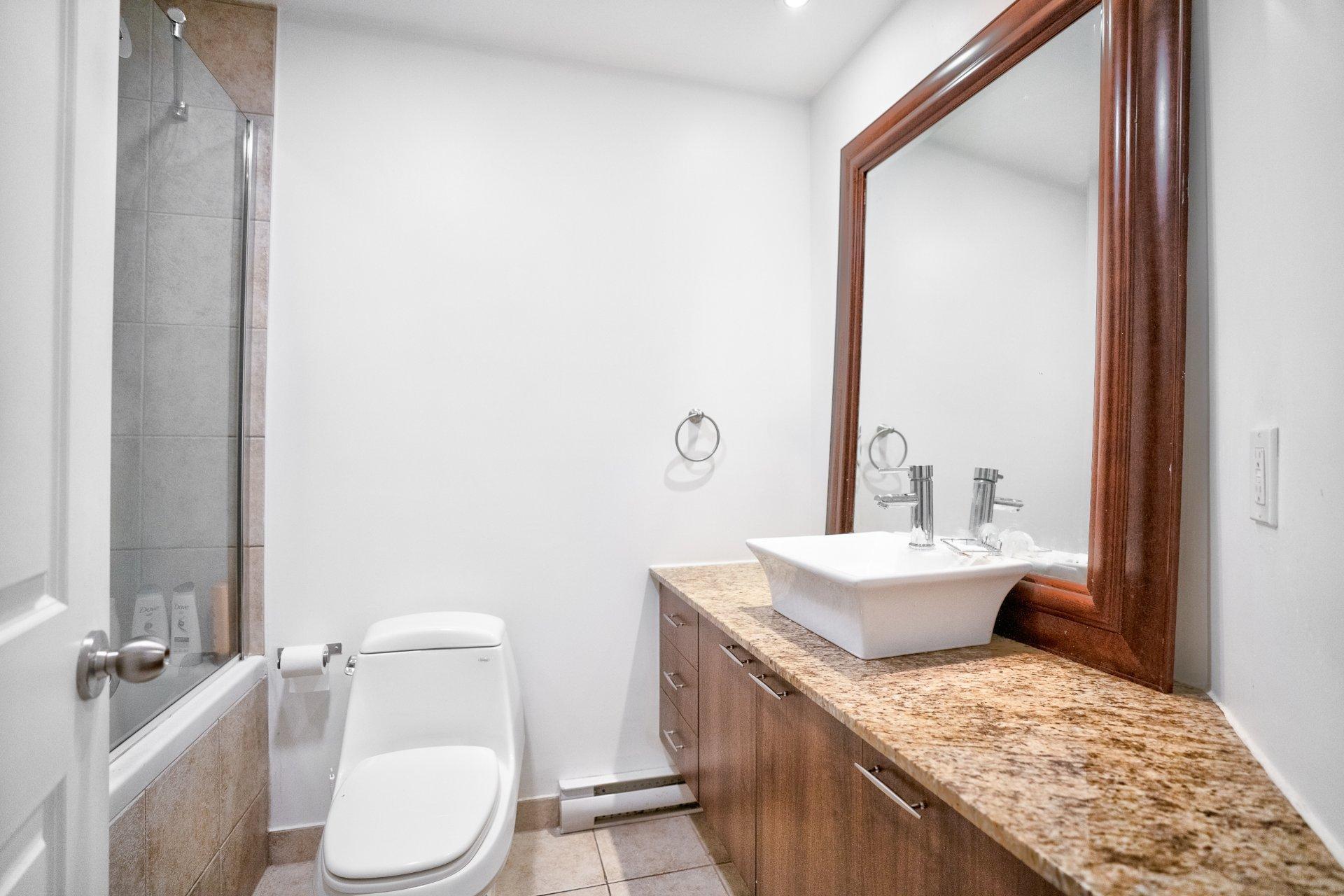 









1200


Rue St-Alexandre

, 230,
Montréal (Ville-Marie),




QC
H3B3H5

