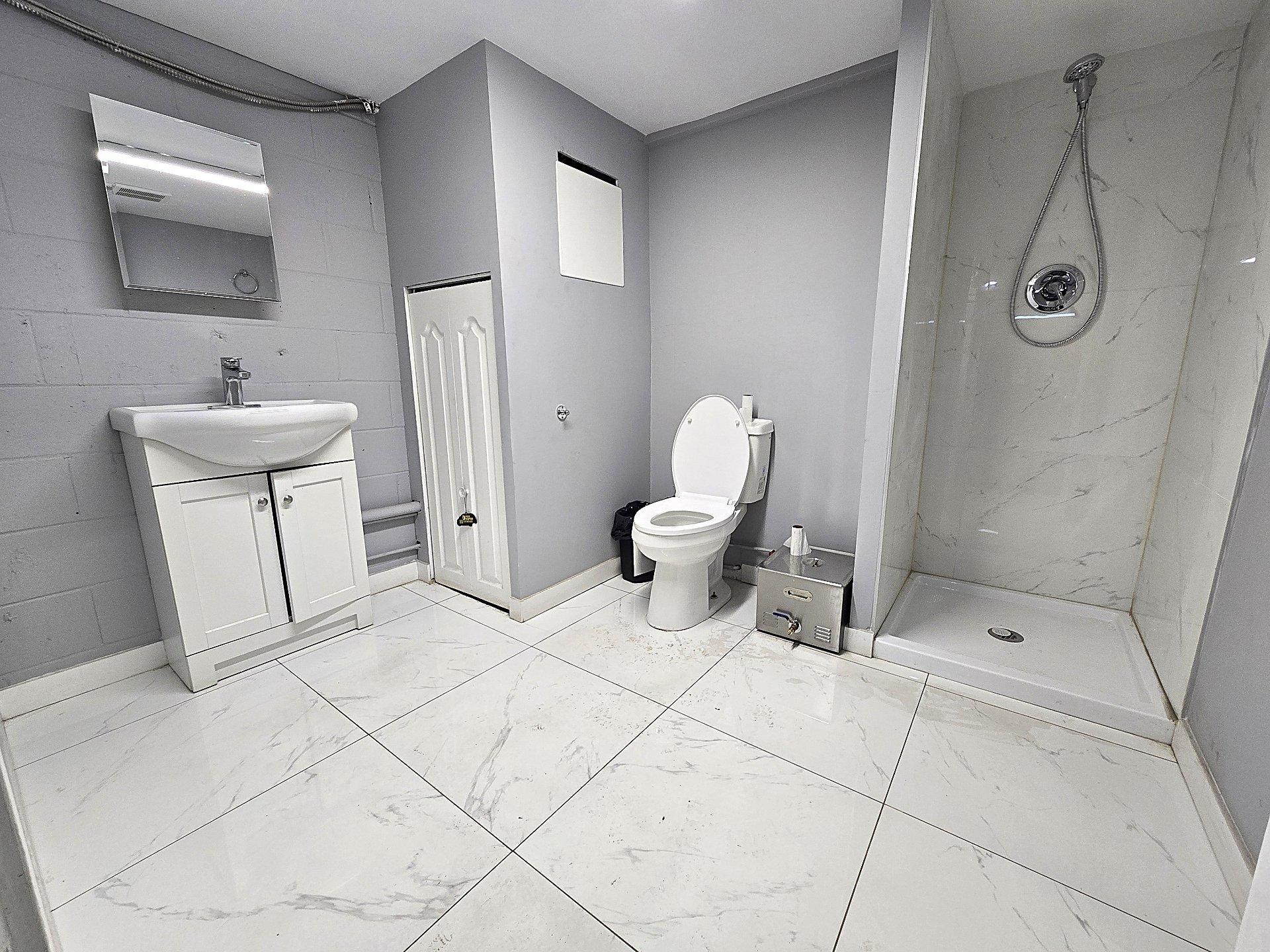 









1205

 - 1207


Av. de Valleyfield

,
Laval (Saint-Vincent-de-Paul),




QC
H7C2K5

