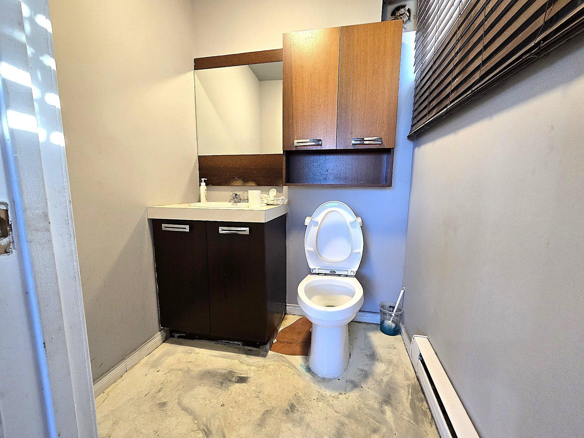 









1205

 - 1207


Av. de Valleyfield

,
Laval (Saint-Vincent-de-Paul),




QC
H7C2K5

