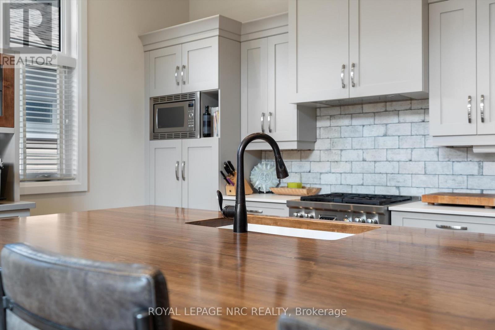 












6 RODMAN HALL DRIVE

,
St. Catharines (Western Hill),




Ontario
L2S1P2


