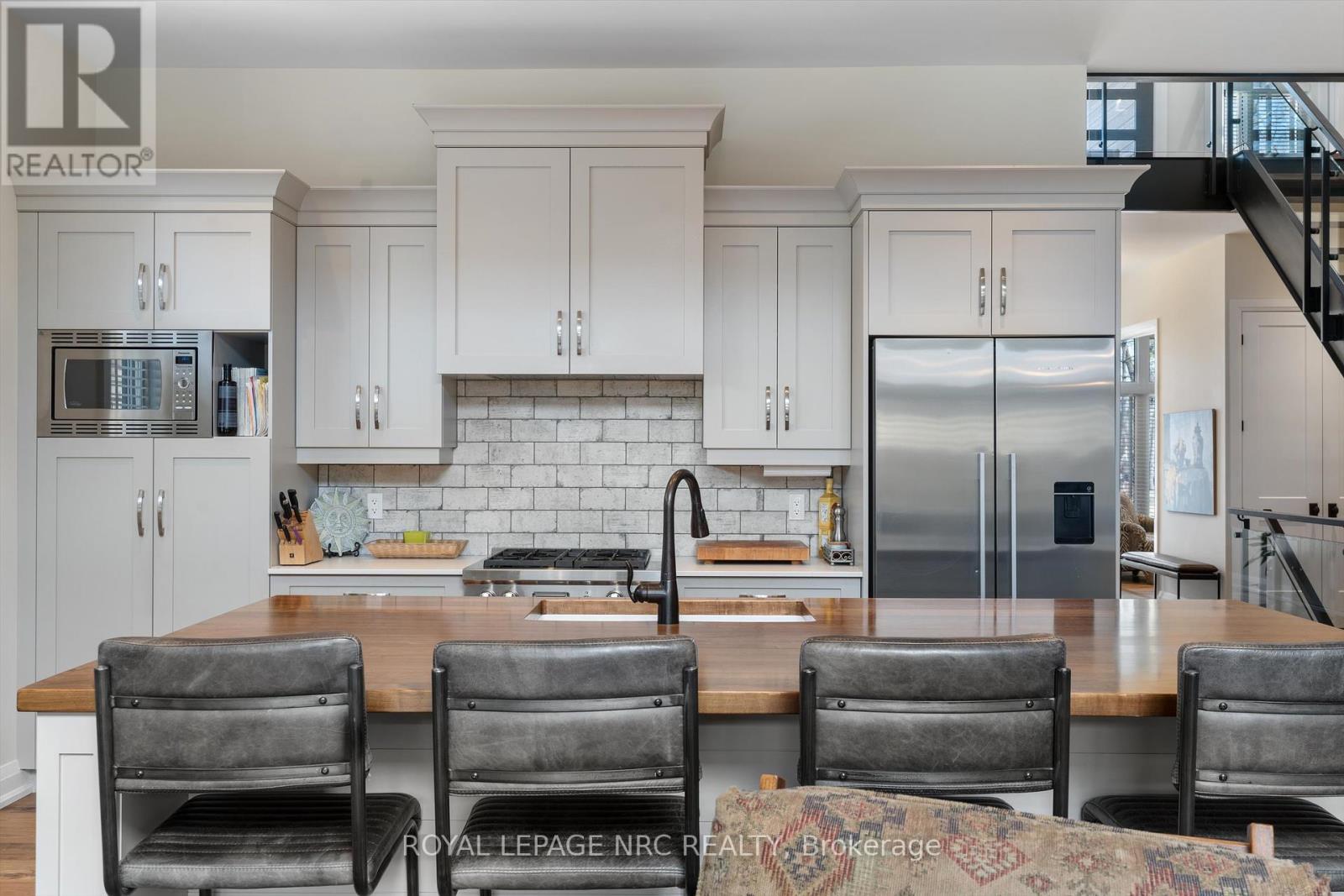 












6 RODMAN HALL DRIVE

,
St. Catharines (Western Hill),




Ontario
L2S1P2

