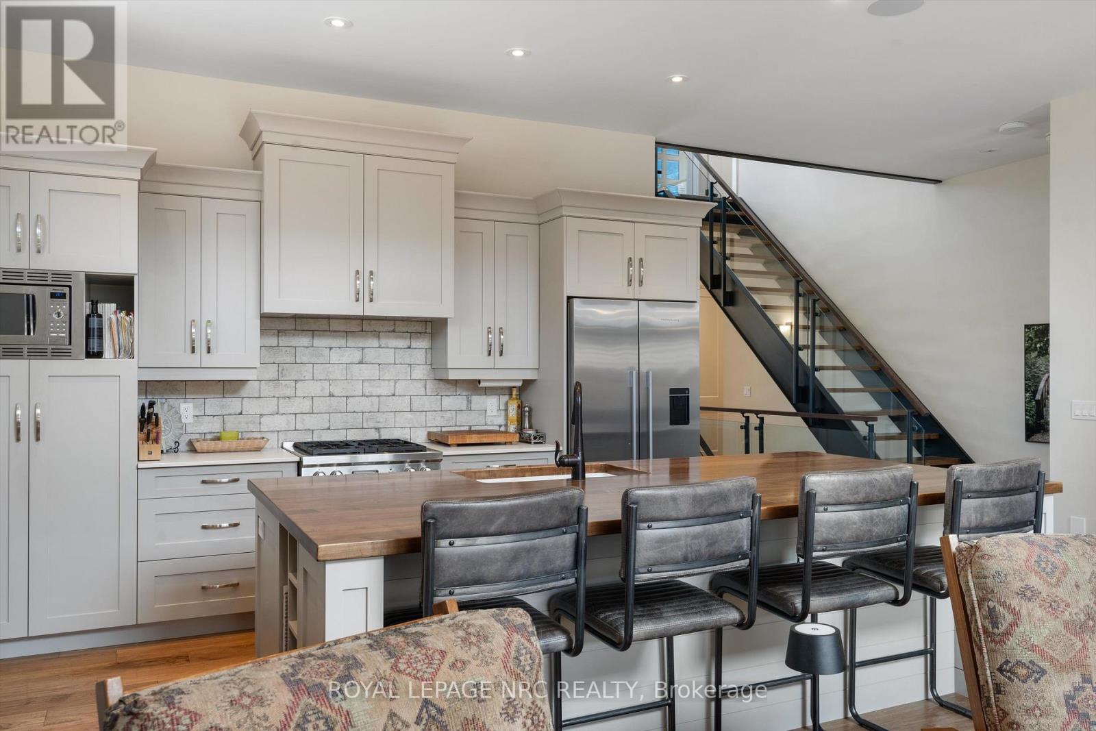 












6 RODMAN HALL DRIVE

,
St. Catharines (Western Hill),




Ontario
L2S1P2

