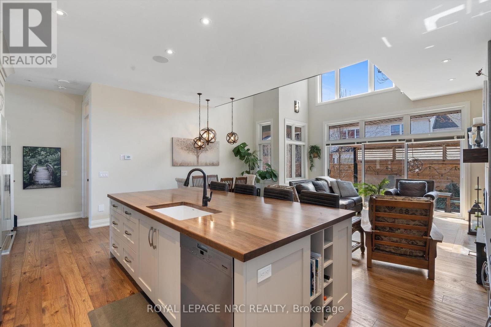 












6 RODMAN HALL DRIVE

,
St. Catharines (Western Hill),




Ontario
L2S1P2

