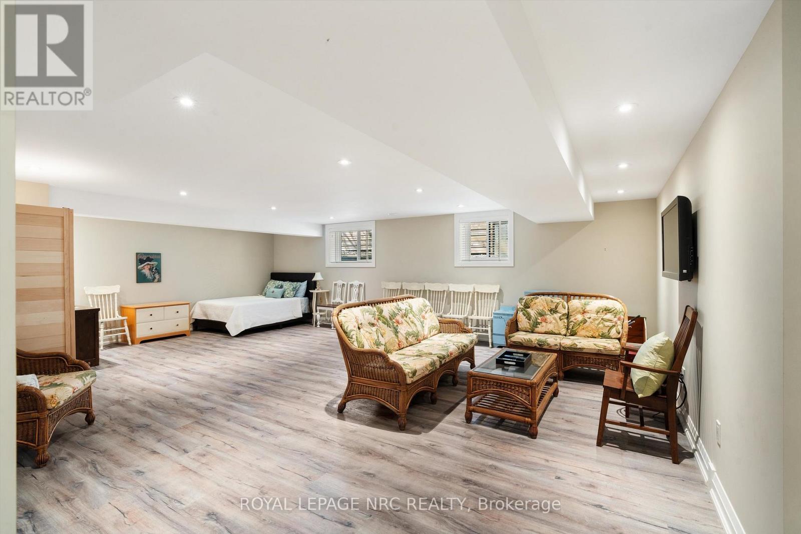 












6 RODMAN HALL DRIVE

,
St. Catharines (Western Hill),




Ontario
L2S1P2


