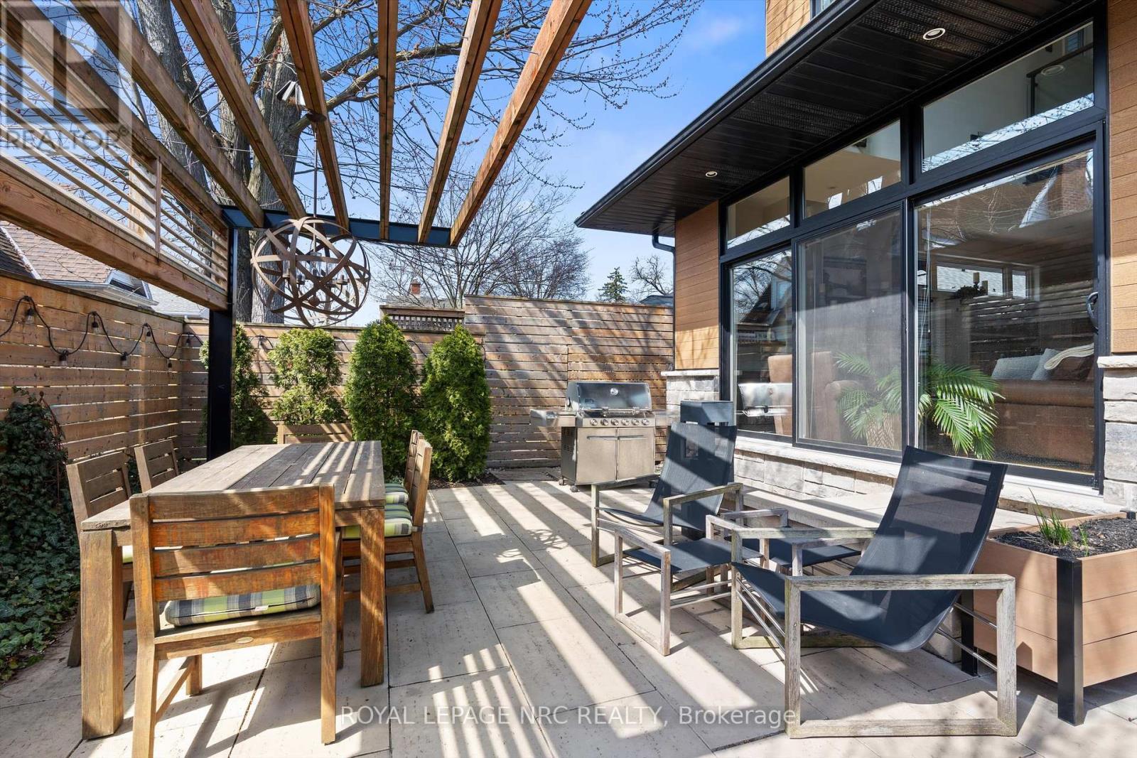 












6 RODMAN HALL DRIVE

,
St. Catharines (Western Hill),




Ontario
L2S1P2

