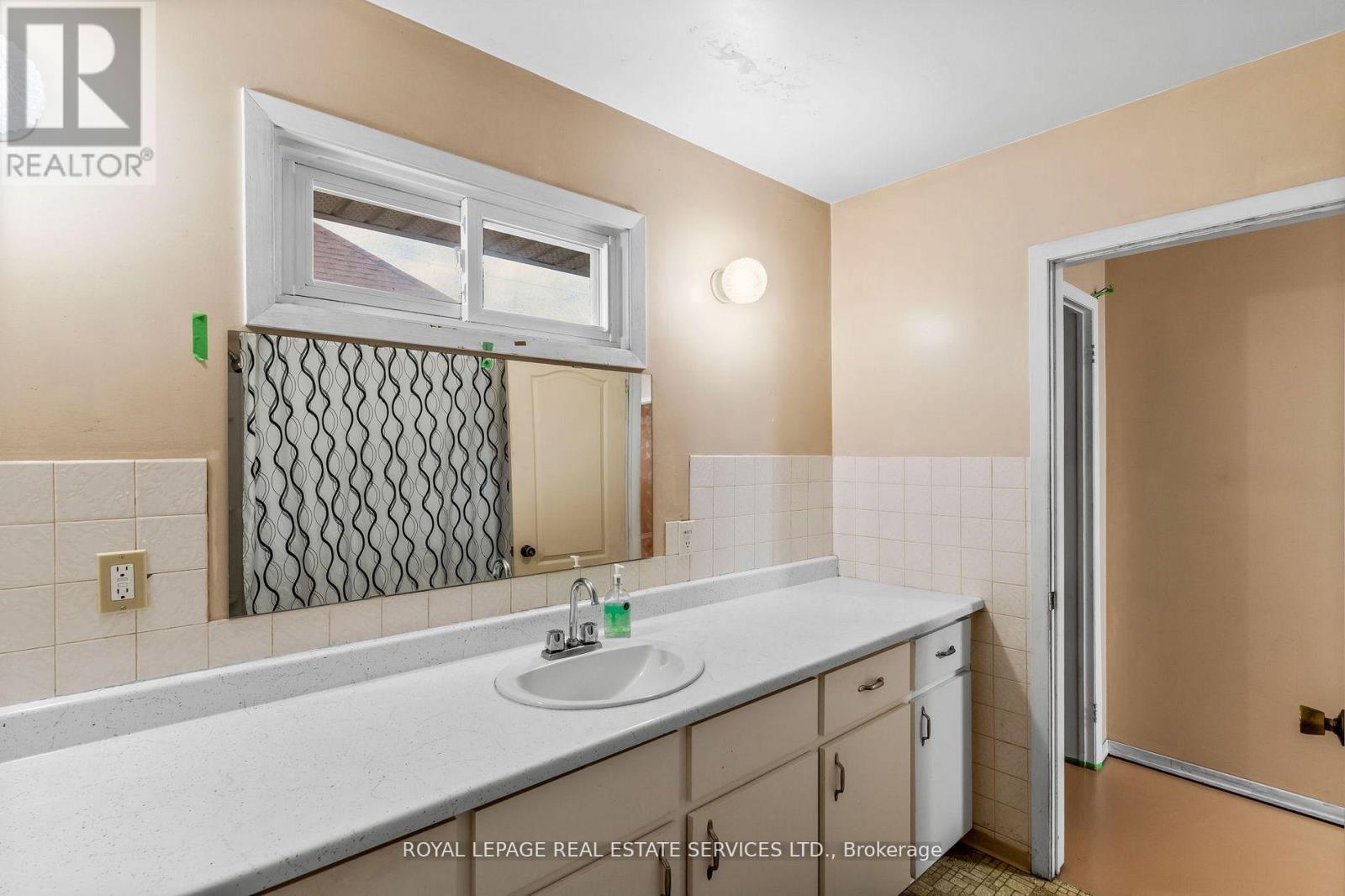 












378 ELMGROVE AVENUE

,
Oshawa,




Ontario
L1J2C5

