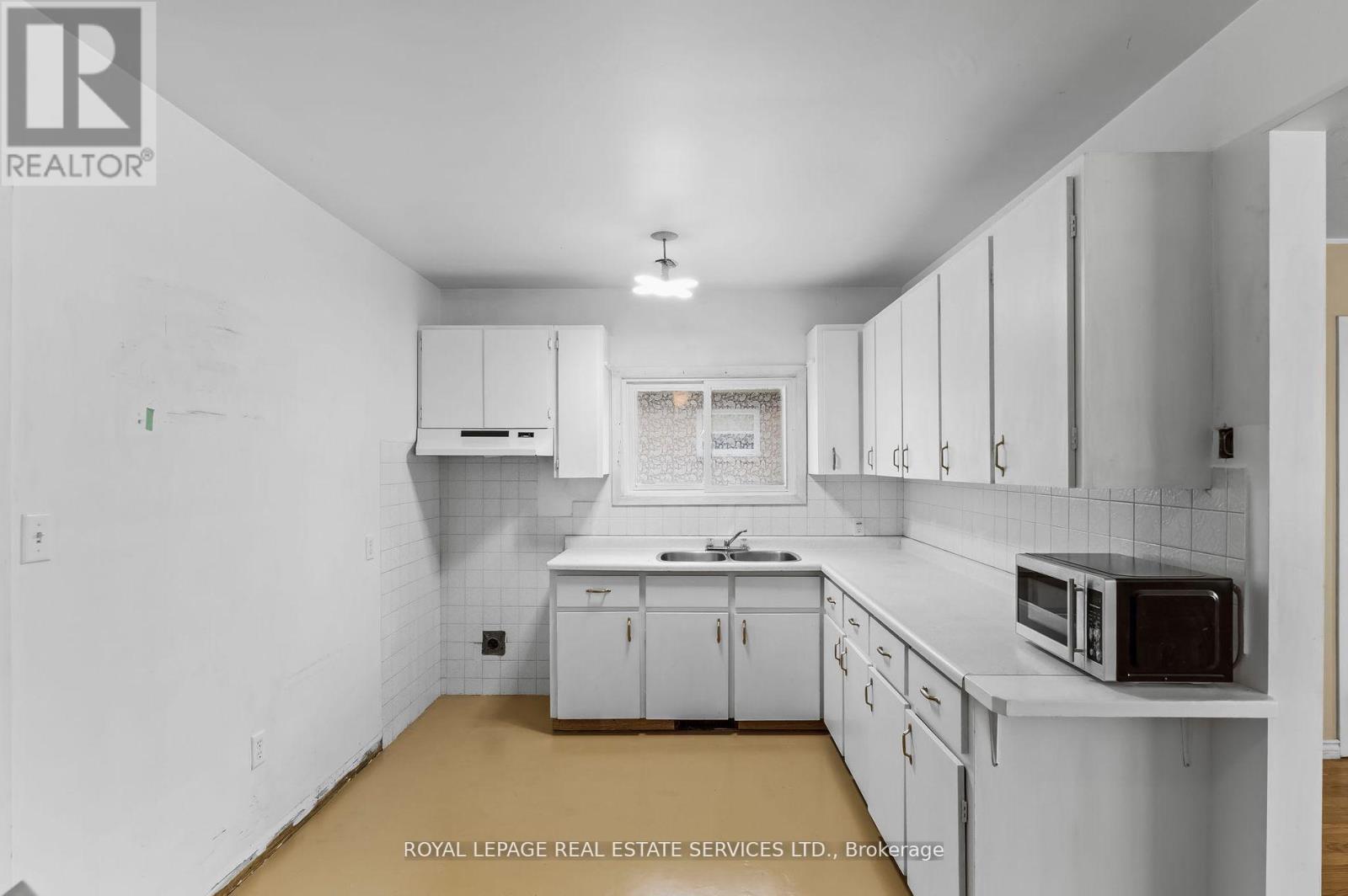 












378 ELMGROVE AVENUE

,
Oshawa,




Ontario
L1J2C5

