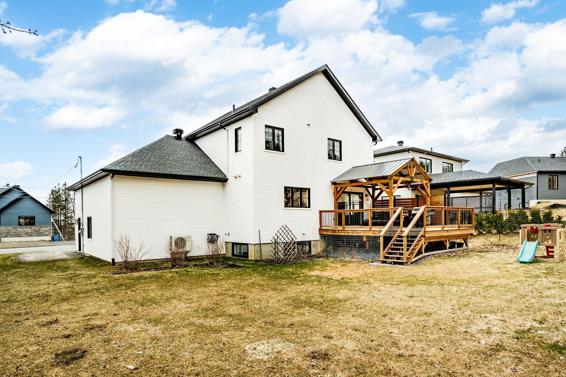 









766


Rue Mcauley

,
Coaticook,




QC
J1A0C1

