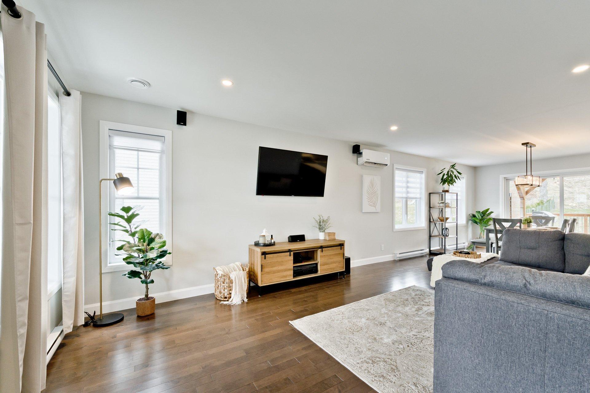 









766


Rue Mcauley

,
Coaticook,




QC
J1A0C1

