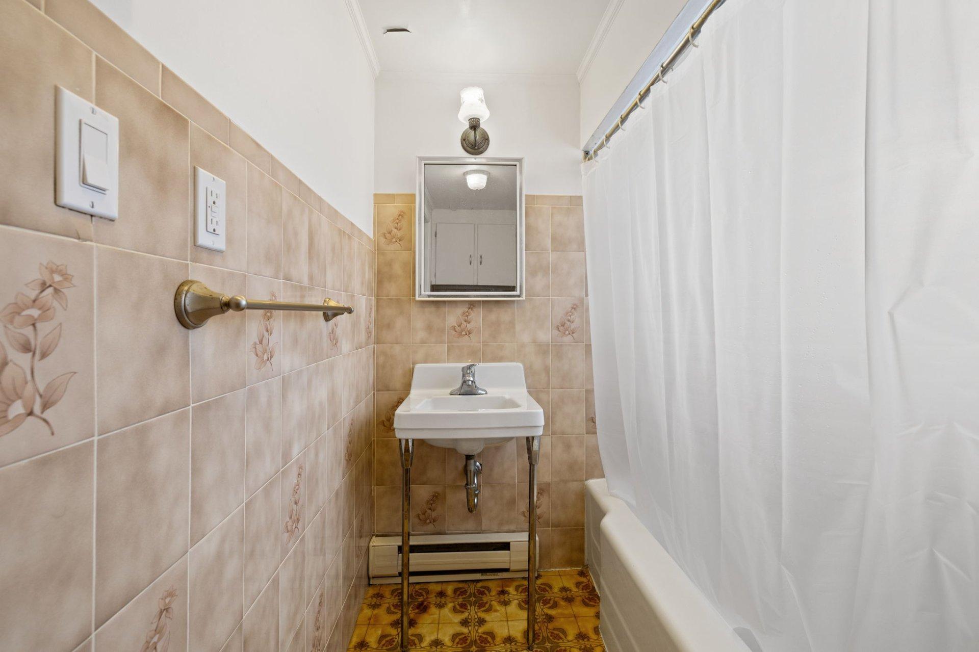 









72


Rue Papineau

,
Gatineau (Hull),




QC
J8X1T8

