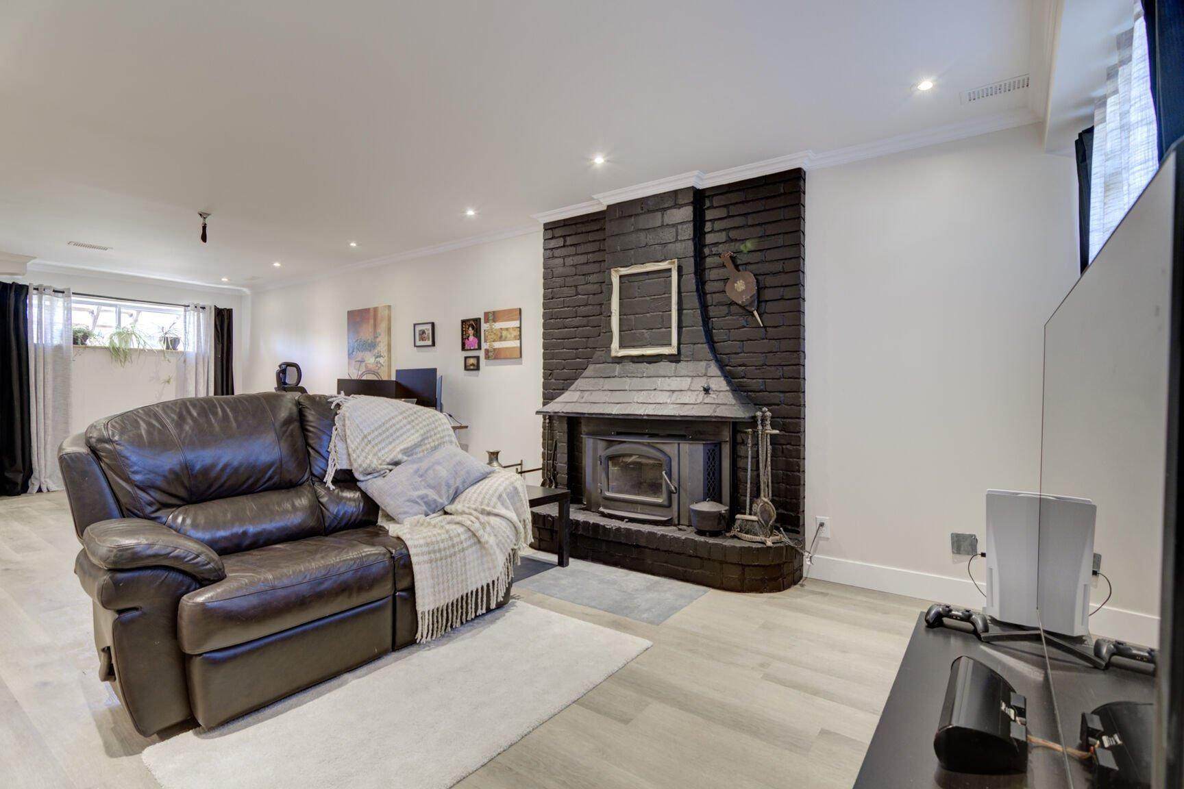 









1830


Rue Therrien

,
Brossard,




QC
J4W2J7

