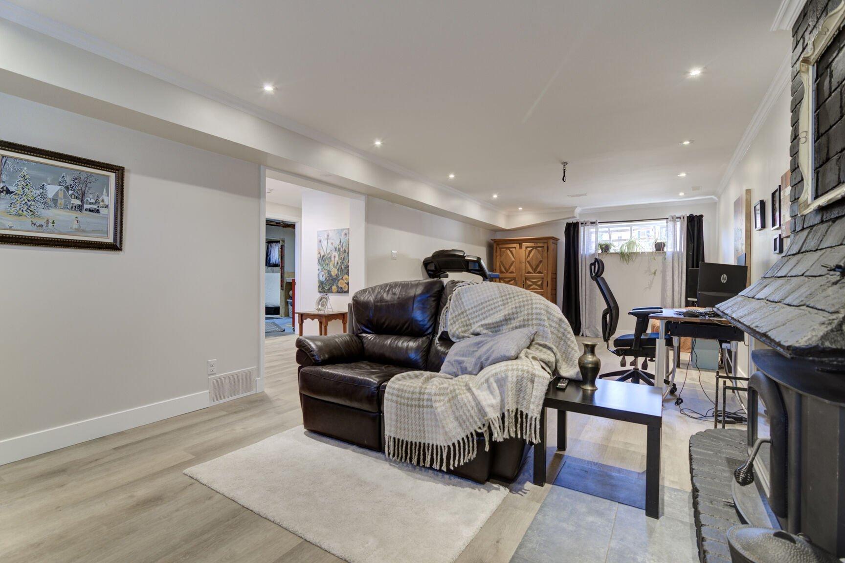 









1830


Rue Therrien

,
Brossard,




QC
J4W2J7


