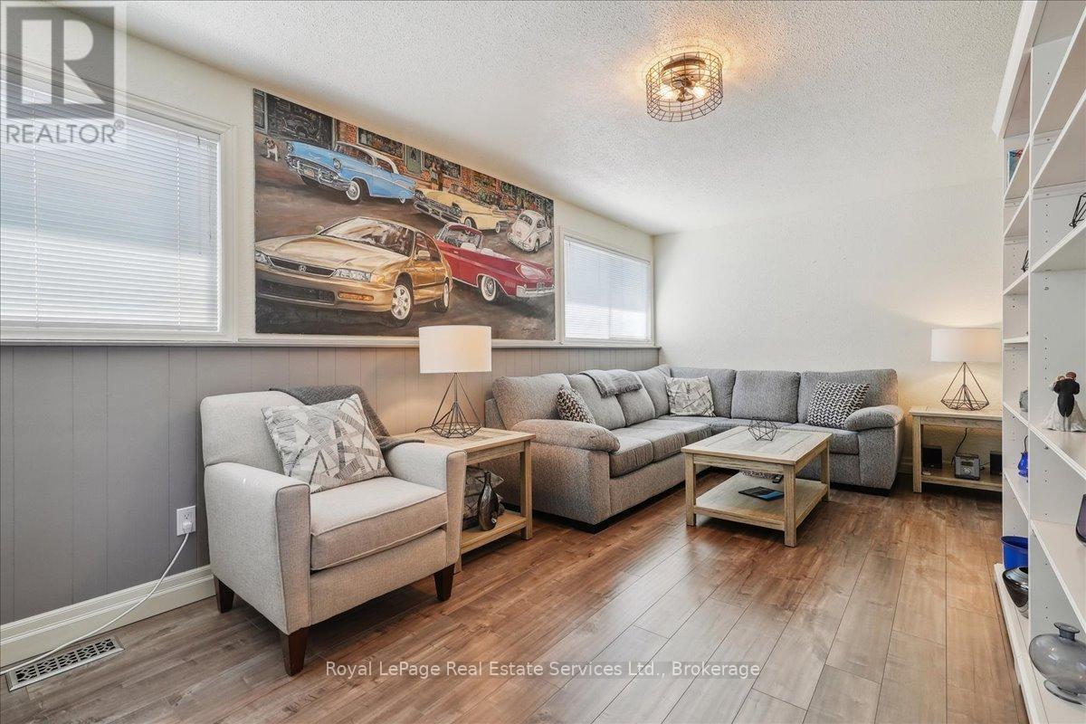 












6 - 1588 KERNS ROAD

,
Burlington (Tyandaga),




Ontario
L7P3A7

