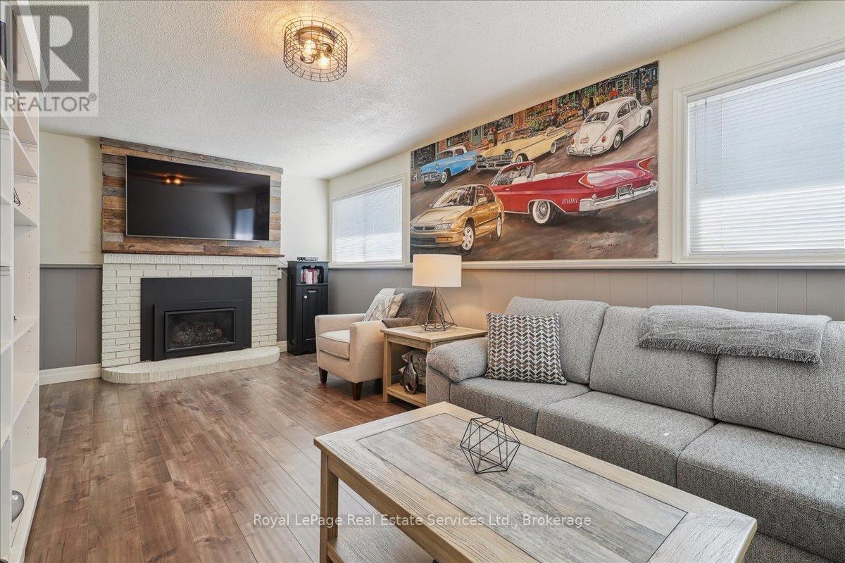 












6 - 1588 KERNS ROAD

,
Burlington (Tyandaga),




Ontario
L7P3A7

