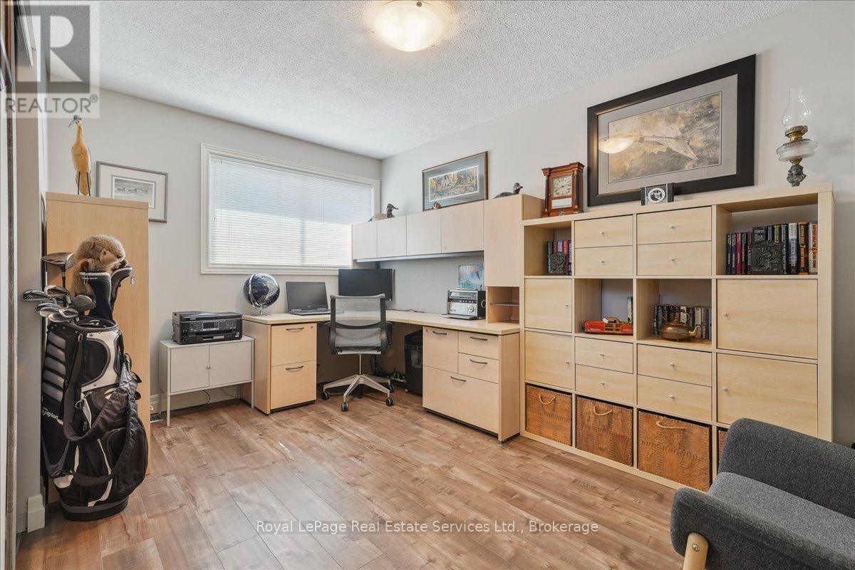 












6 - 1588 KERNS ROAD

,
Burlington (Tyandaga),




Ontario
L7P3A7


