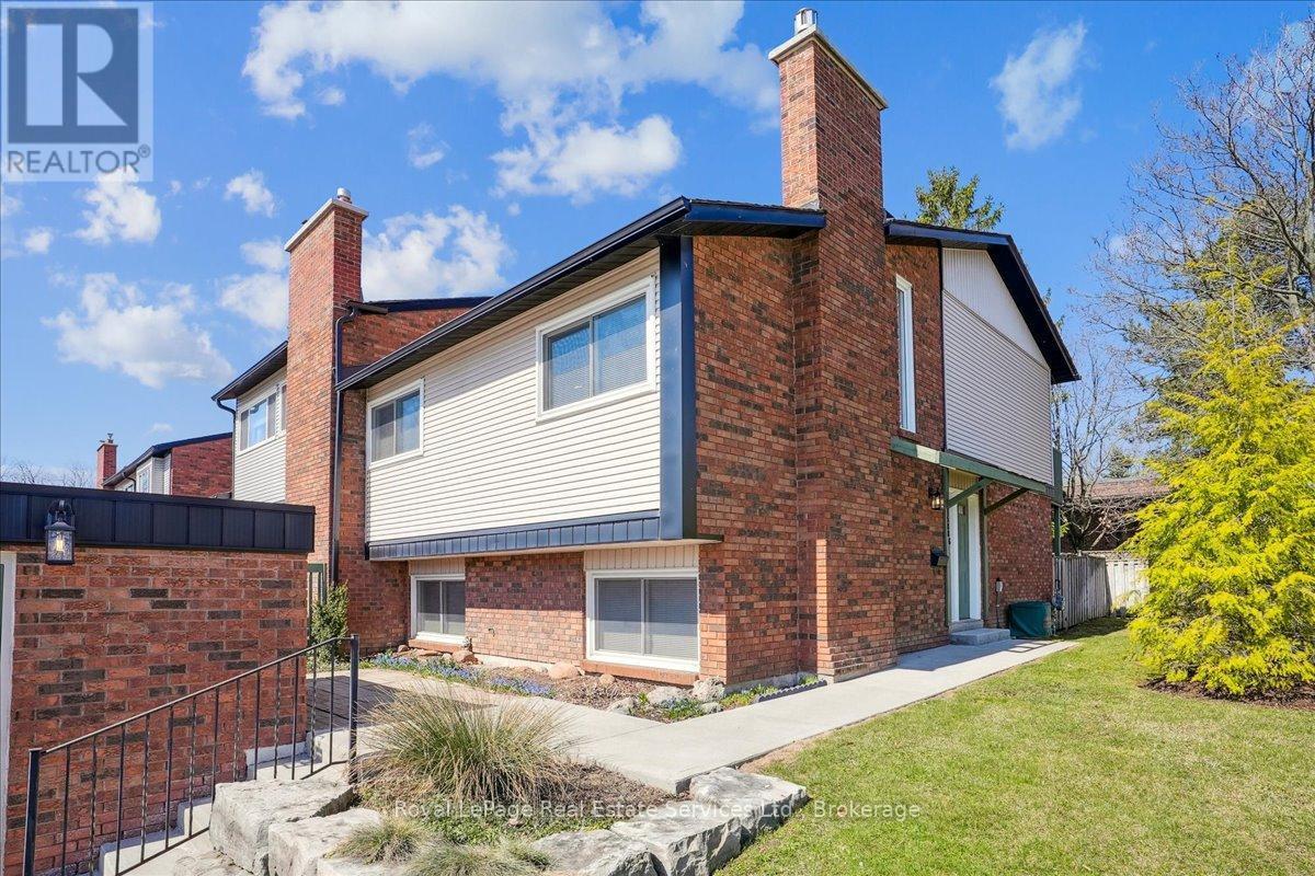 












6 - 1588 KERNS ROAD

,
Burlington (Tyandaga),




Ontario
L7P3A7


