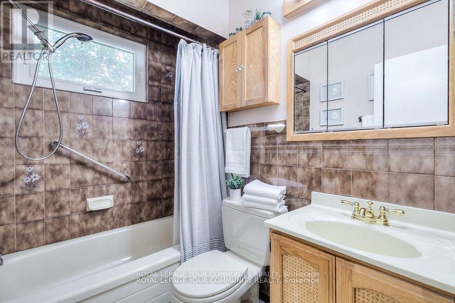 












87 RICHARDSON DRIVE

,
Aurora,




Ontario
L4G1Z4

