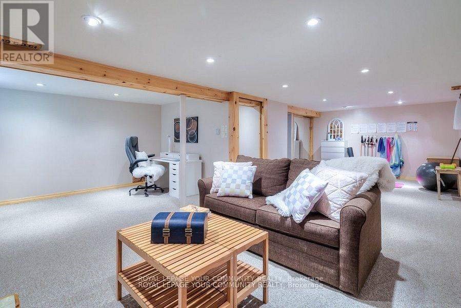 












87 RICHARDSON DRIVE

,
Aurora,




Ontario
L4G1Z4

