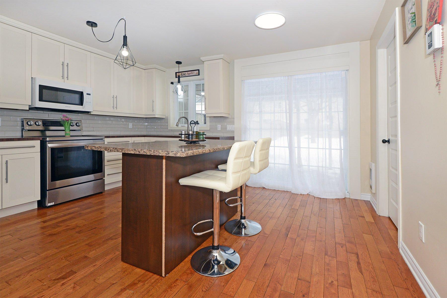 









112


Rue Robert

,
Les Coteaux,




QC
J7X1A5

