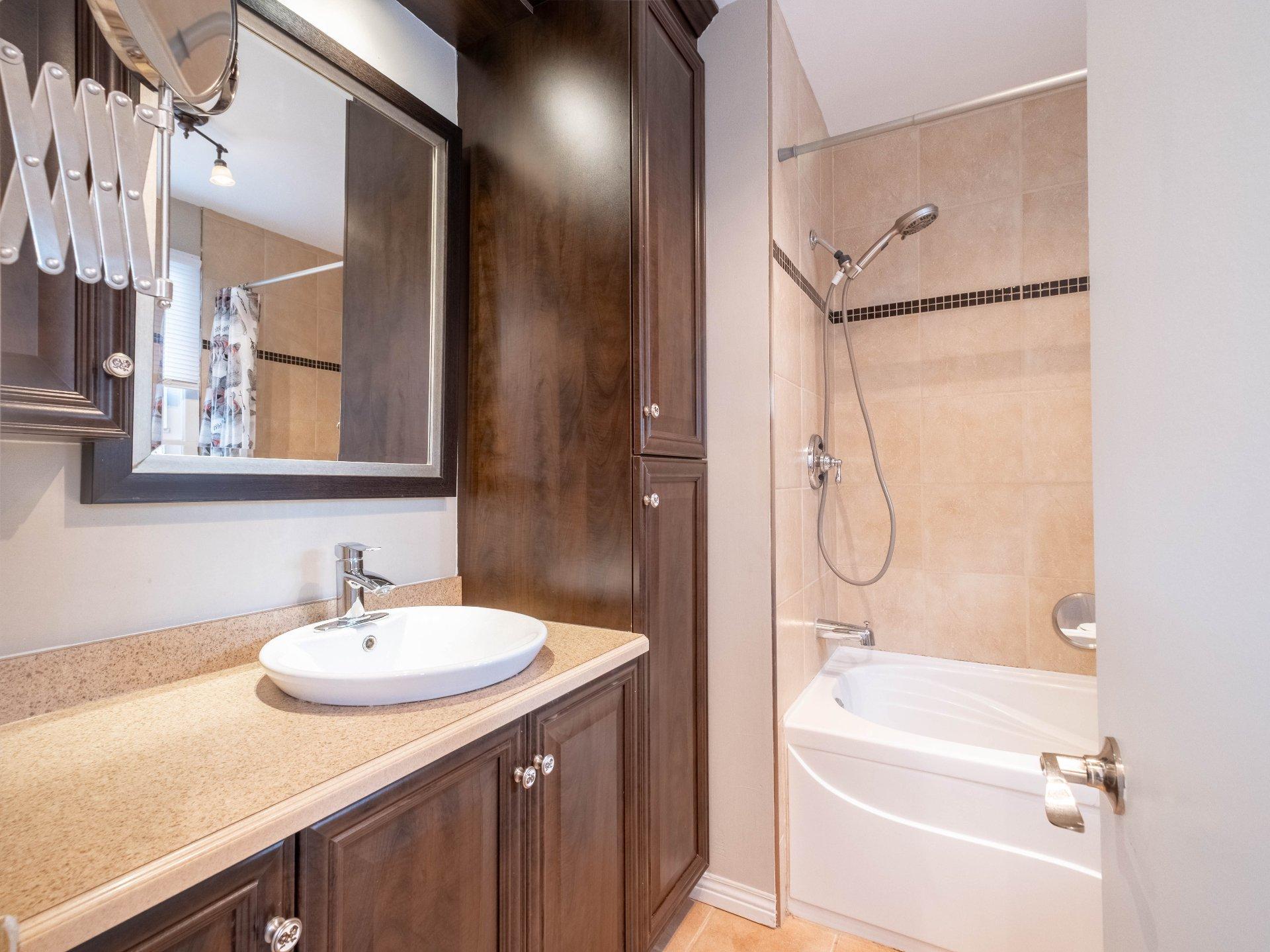 









327


Rue Lapierre

,
Sorel-Tracy,




QC
J3P5J1

