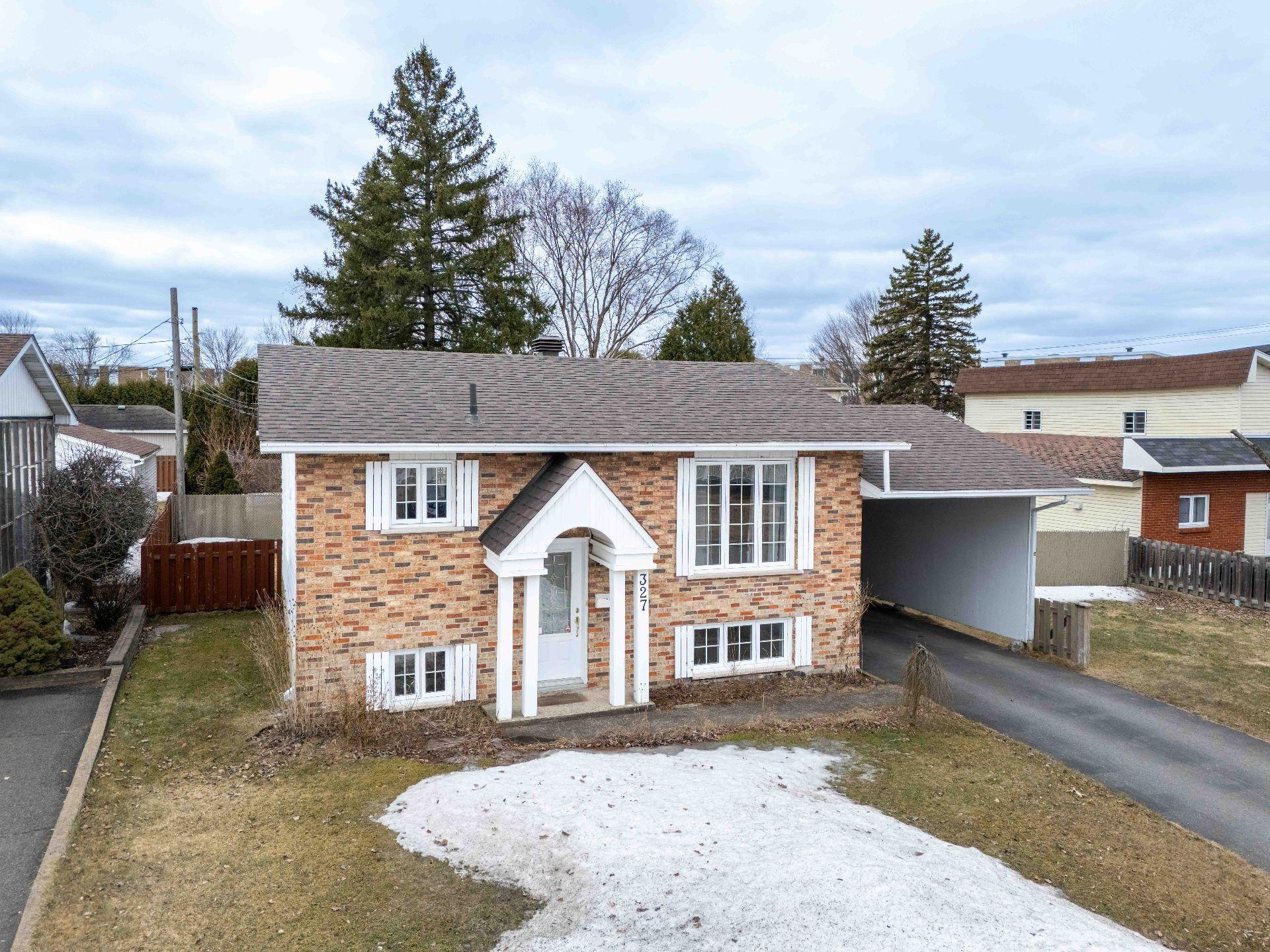 









327


Rue Lapierre

,
Sorel-Tracy,




QC
J3P5J1

