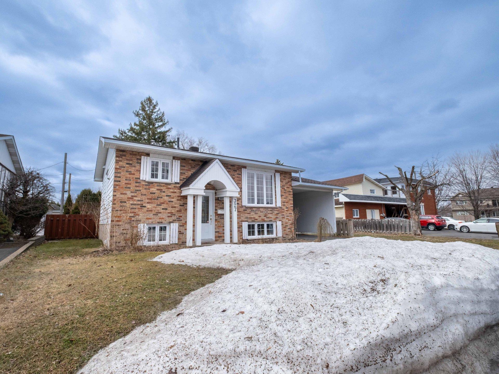 









327


Rue Lapierre

,
Sorel-Tracy,




QC
J3P5J1

