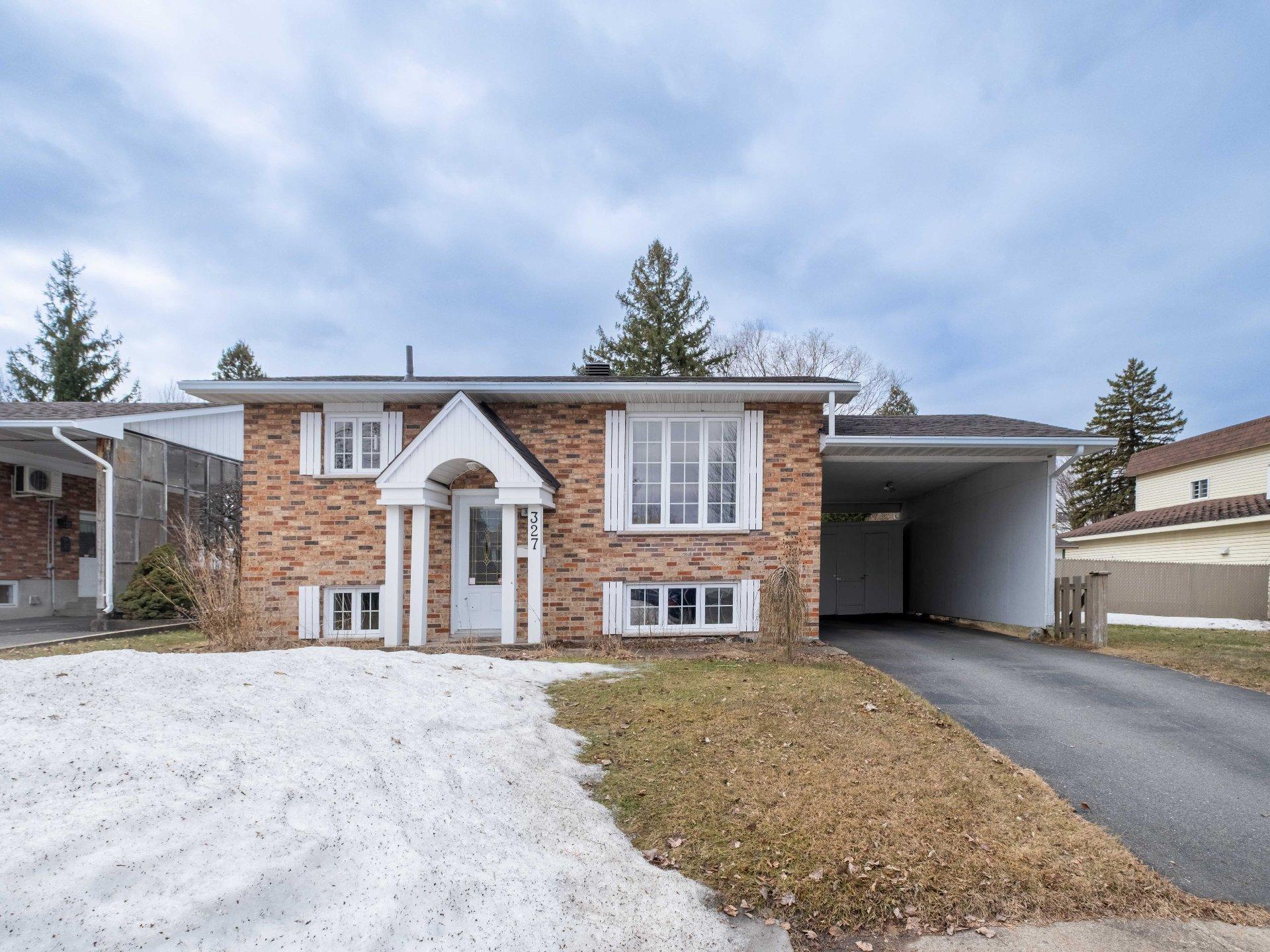 









327


Rue Lapierre

,
Sorel-Tracy,




QC
J3P5J1

