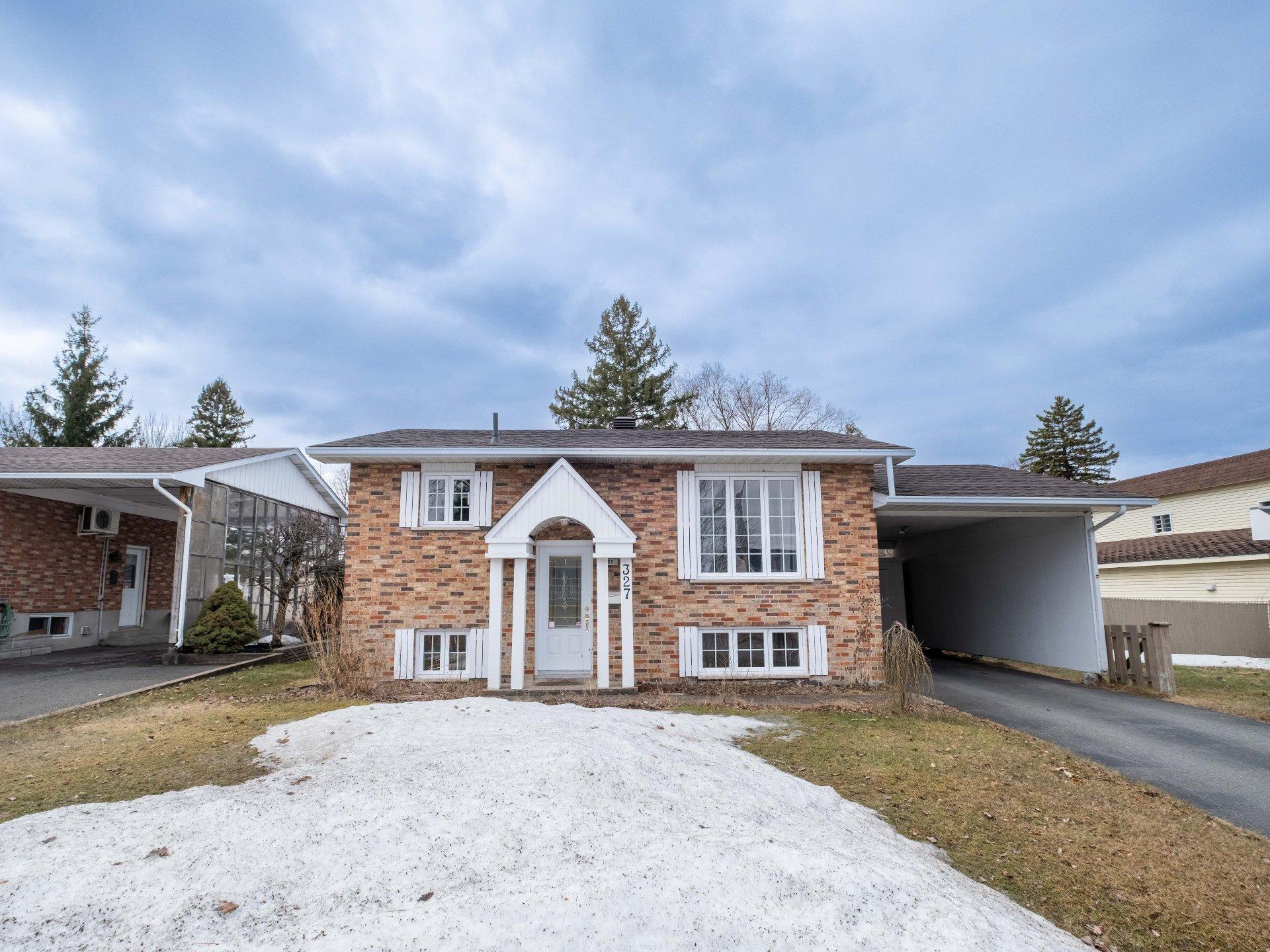









327


Rue Lapierre

,
Sorel-Tracy,




QC
J3P5J1

