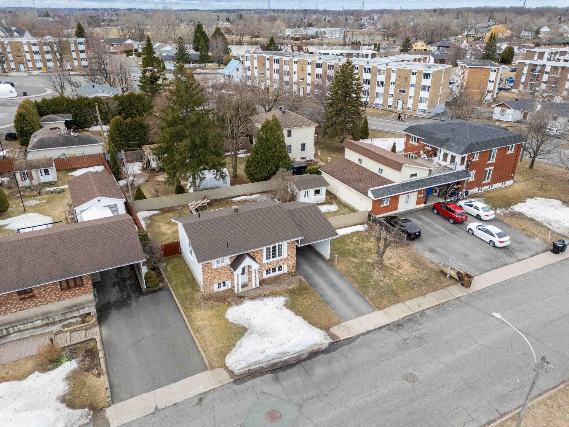 









327


Rue Lapierre

,
Sorel-Tracy,




QC
J3P5J1

