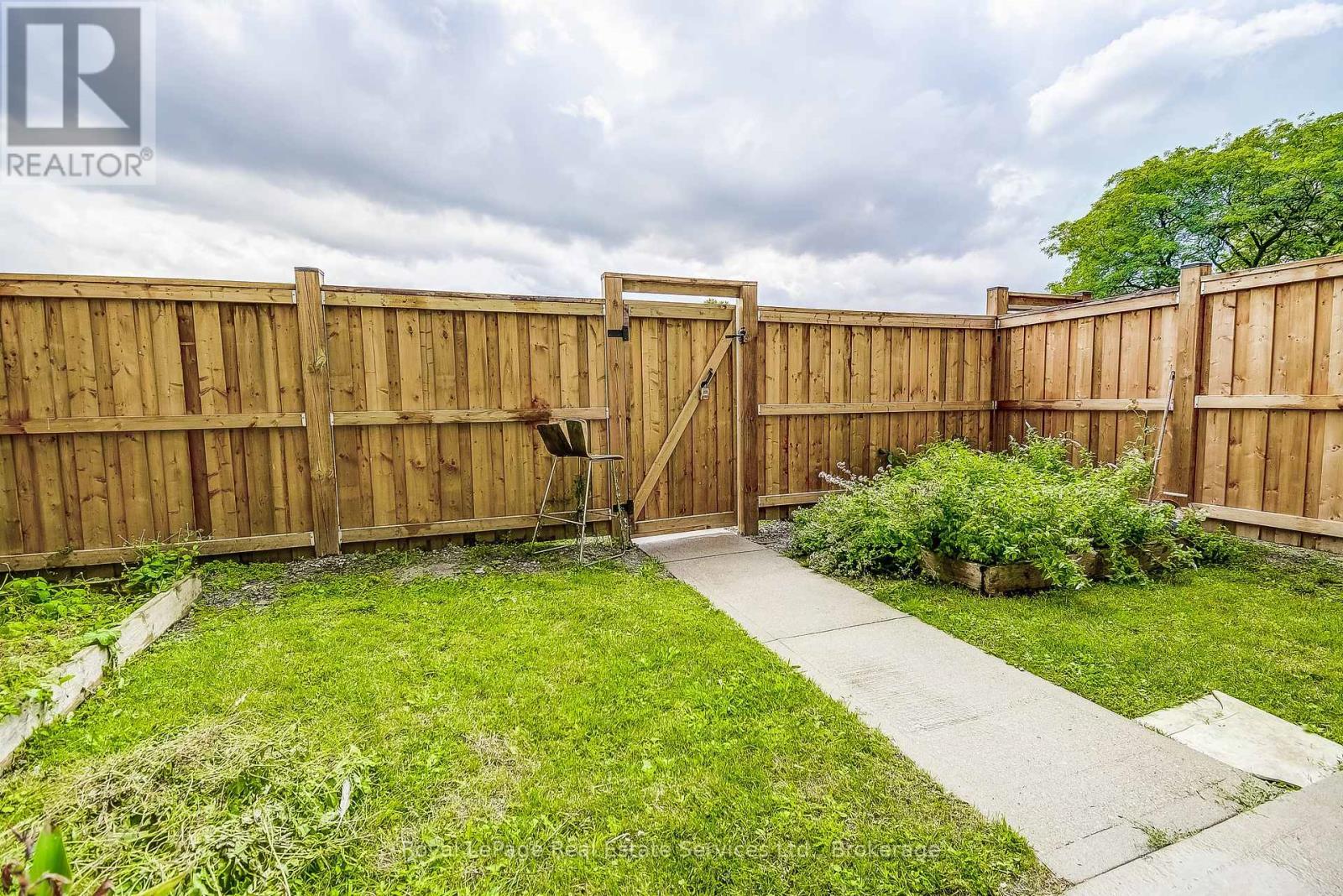 












17 - 15 ALBRIGHT ROAD

,
Hamilton (Vincent),




Ontario
L8K5J2

